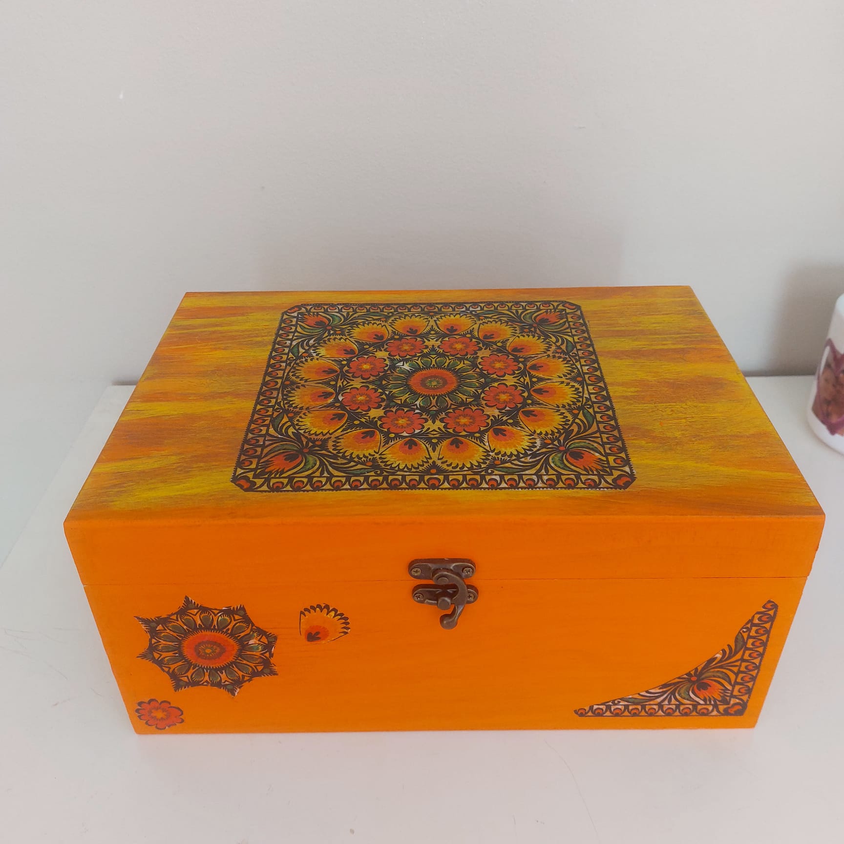 Caja de madera decorada