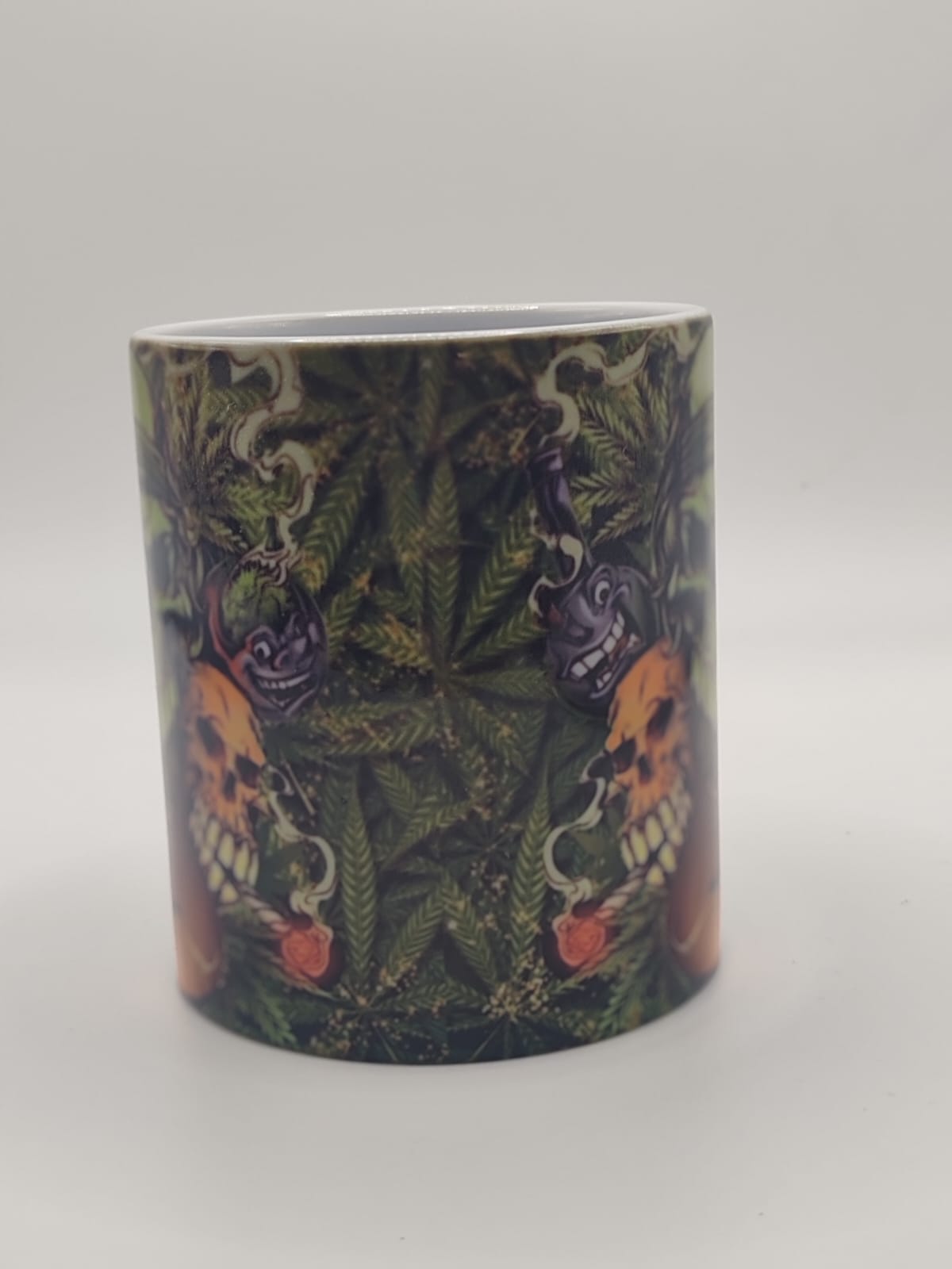 Taza de calaveras artísticas