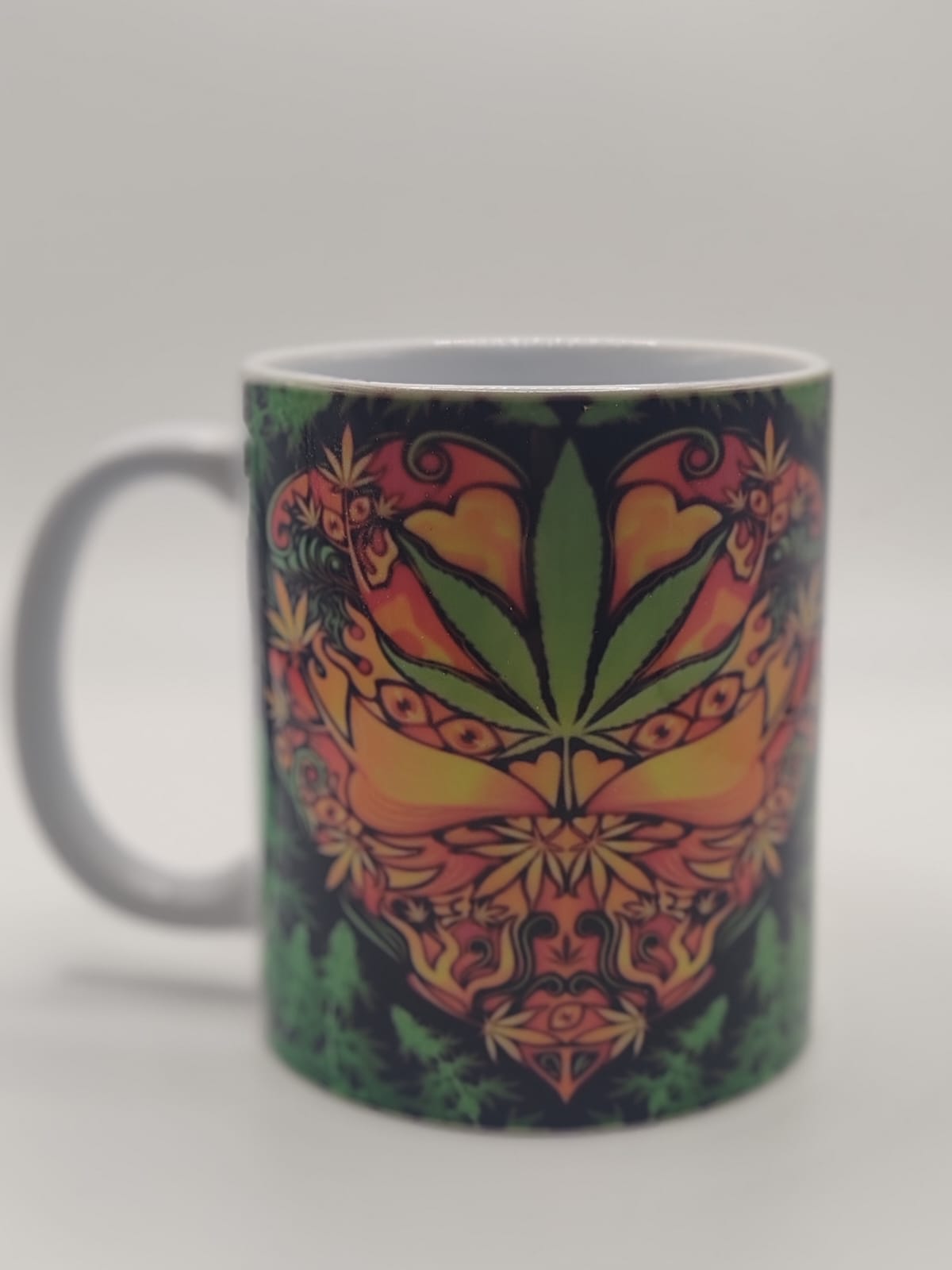 Taza con diseño psicodélico de hoja de cannabis
