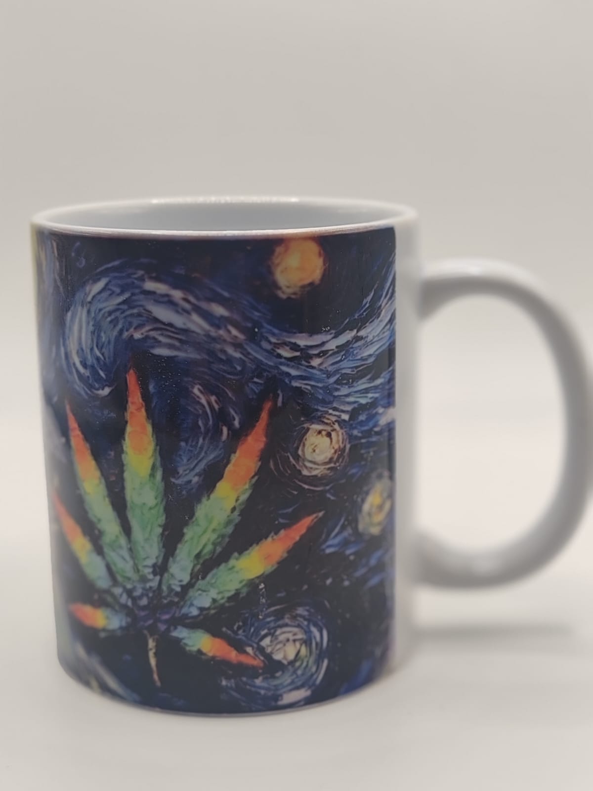 Taza con hoja de cannabis