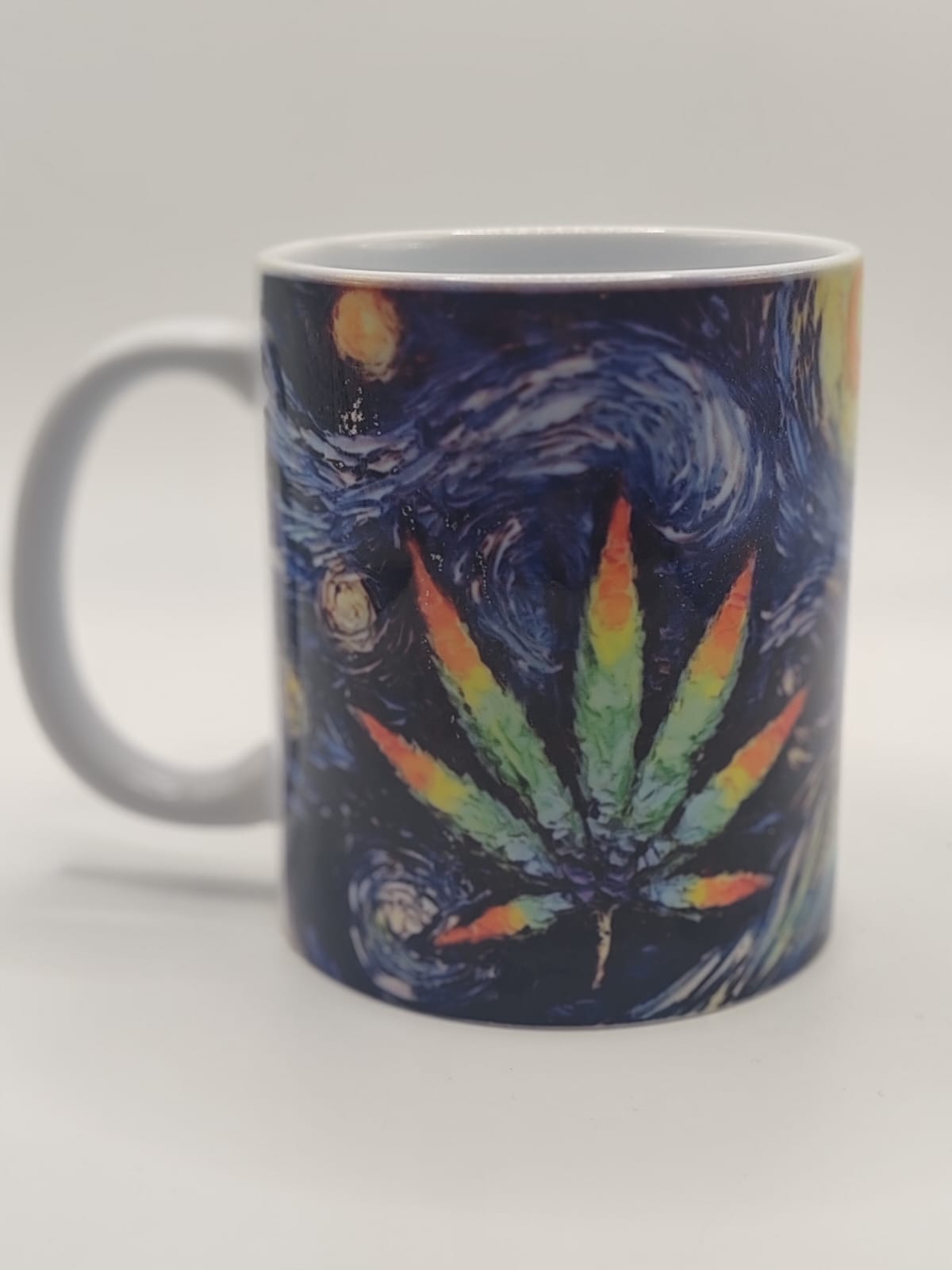 Taza con hoja de cannabis