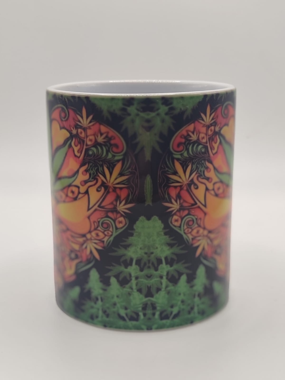 Taza con diseño psicodélico de hoja de cannabis