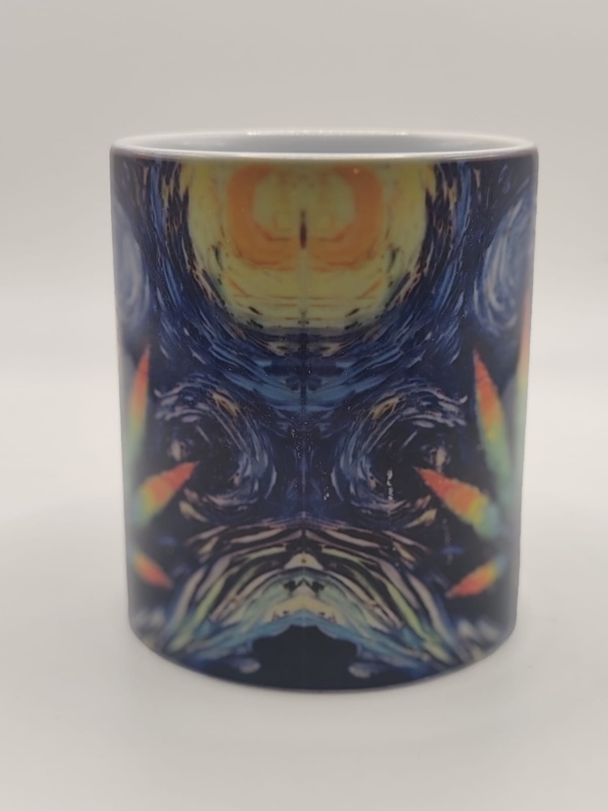 Taza con hoja de cannabis