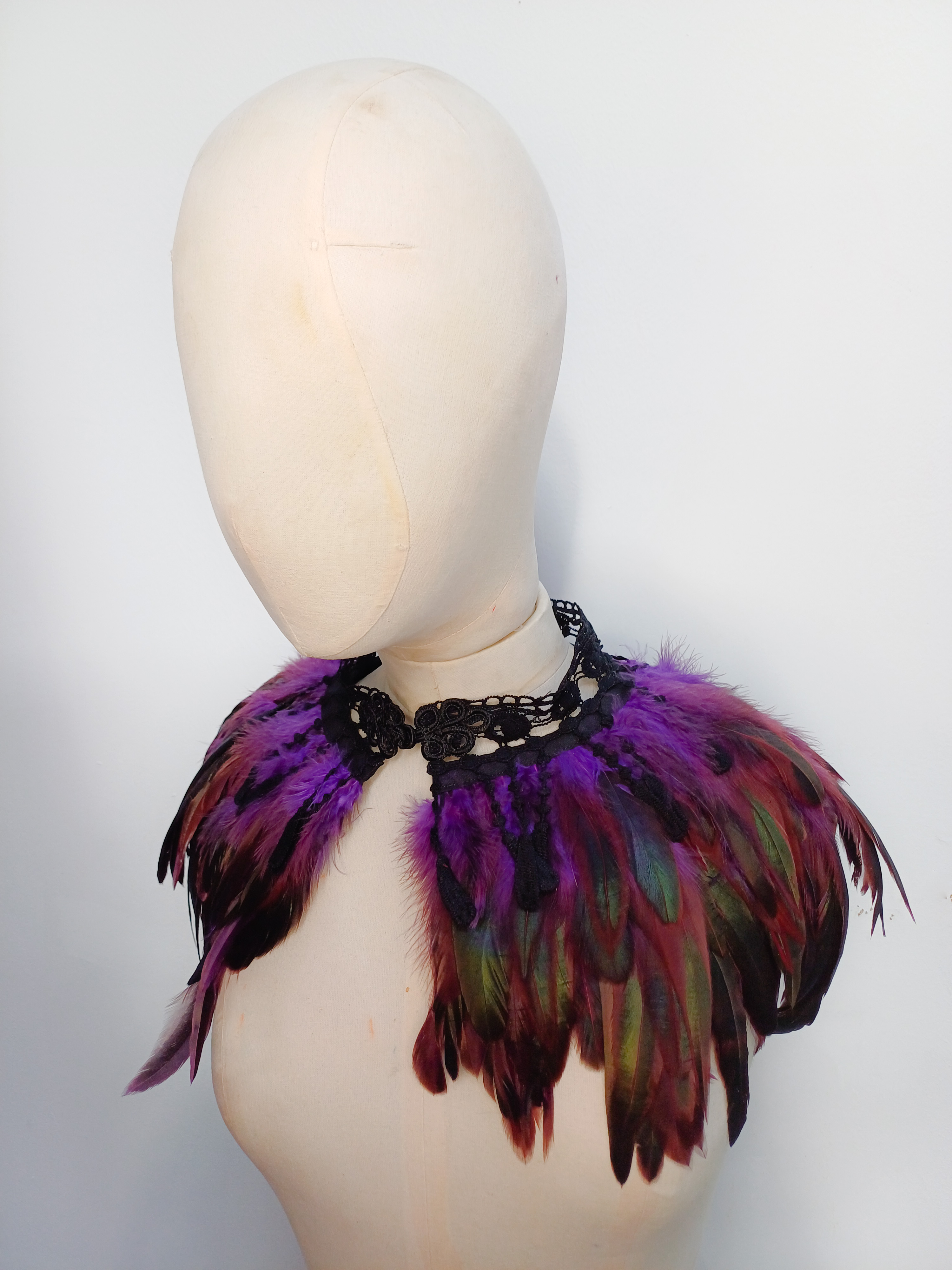 Feather collar with lace