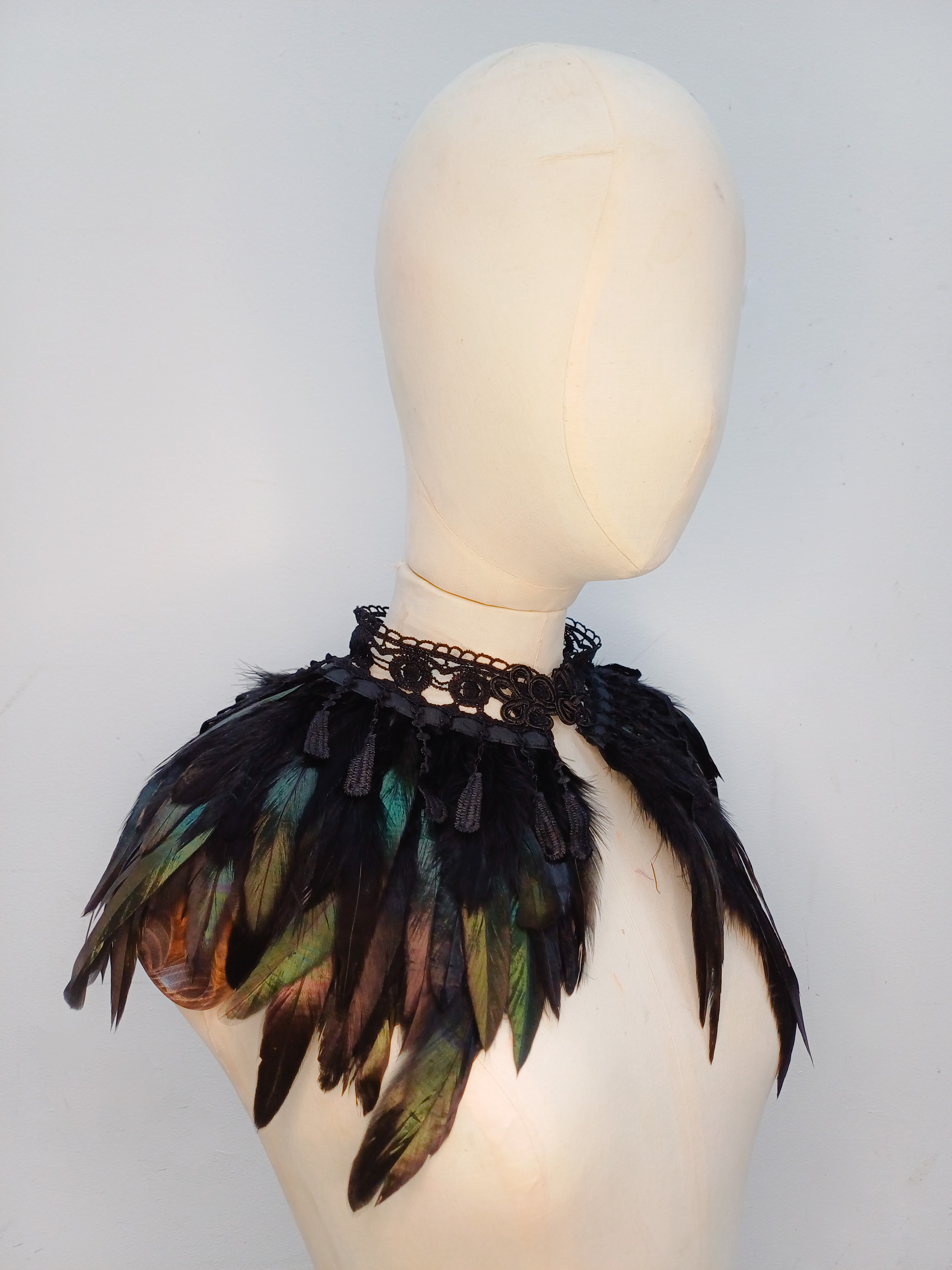Feather collar with lace