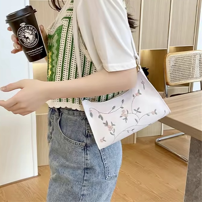 Petit sac en broderie 