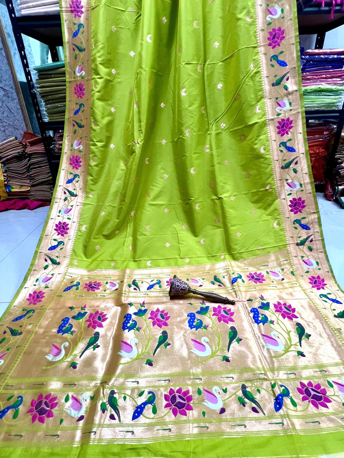 Lotus Border Nauvari ( 9 yards )