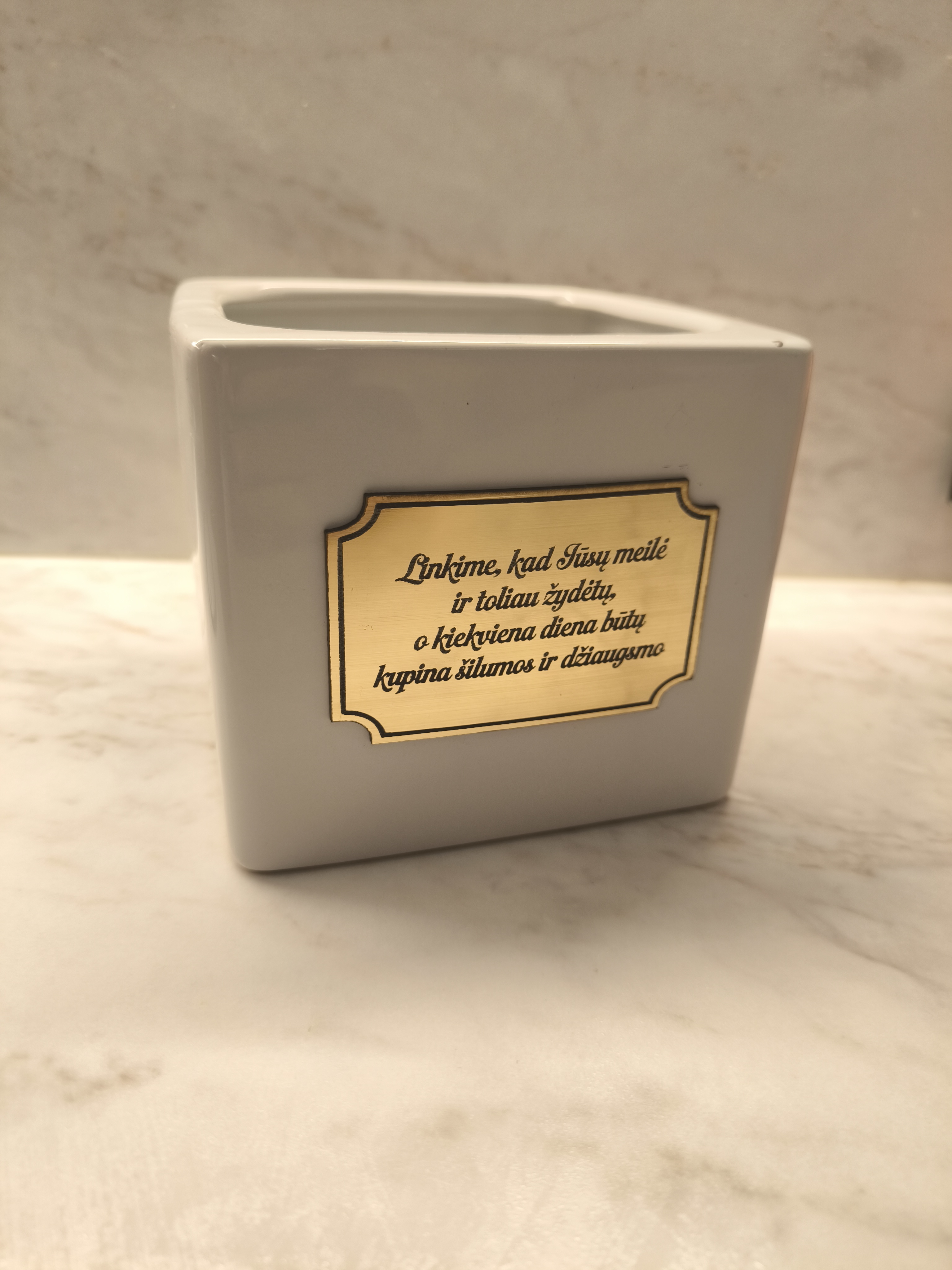 Keramikinis vazonėlis su užrašu