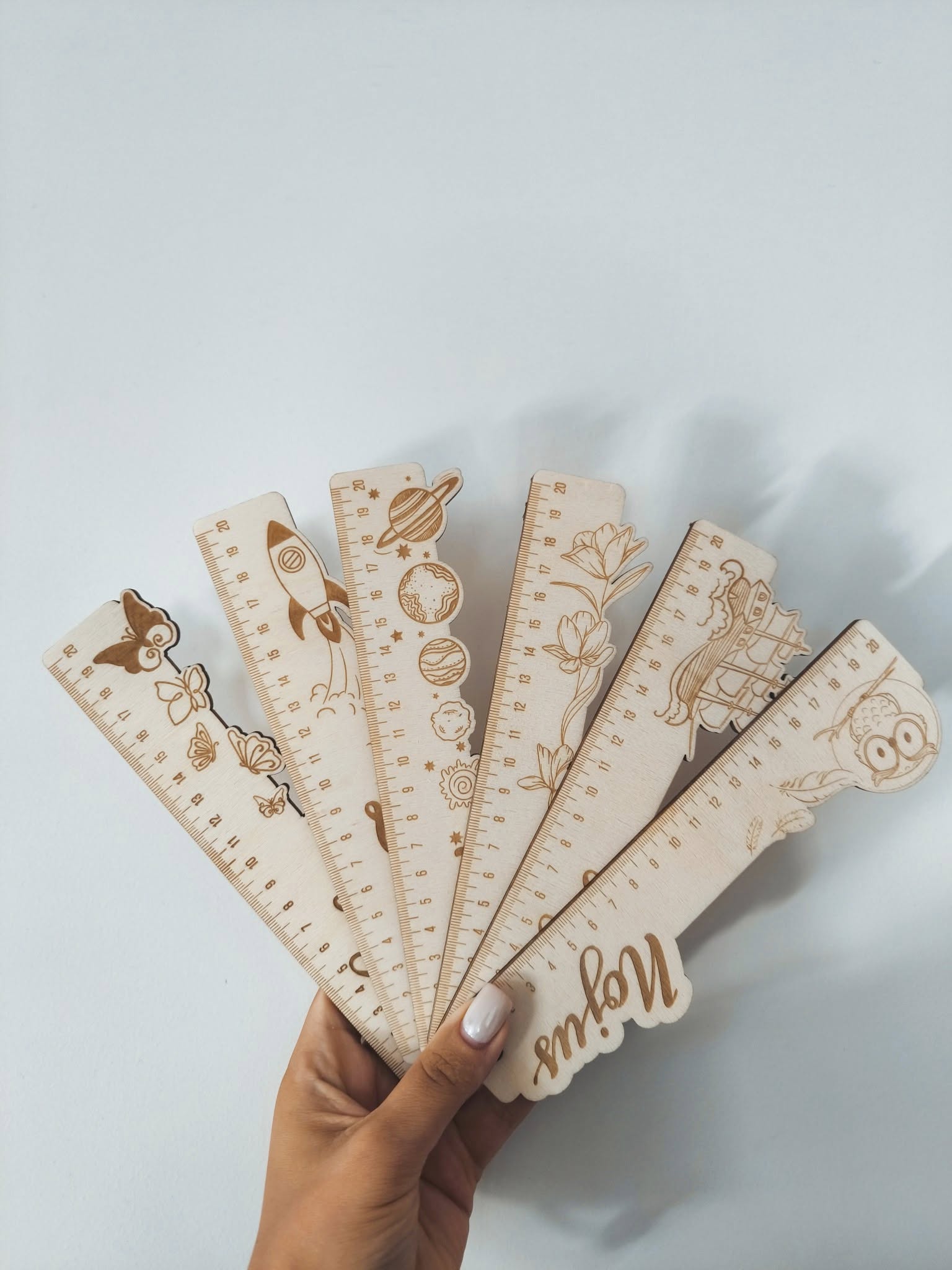 Medinės liniuotės su vardu