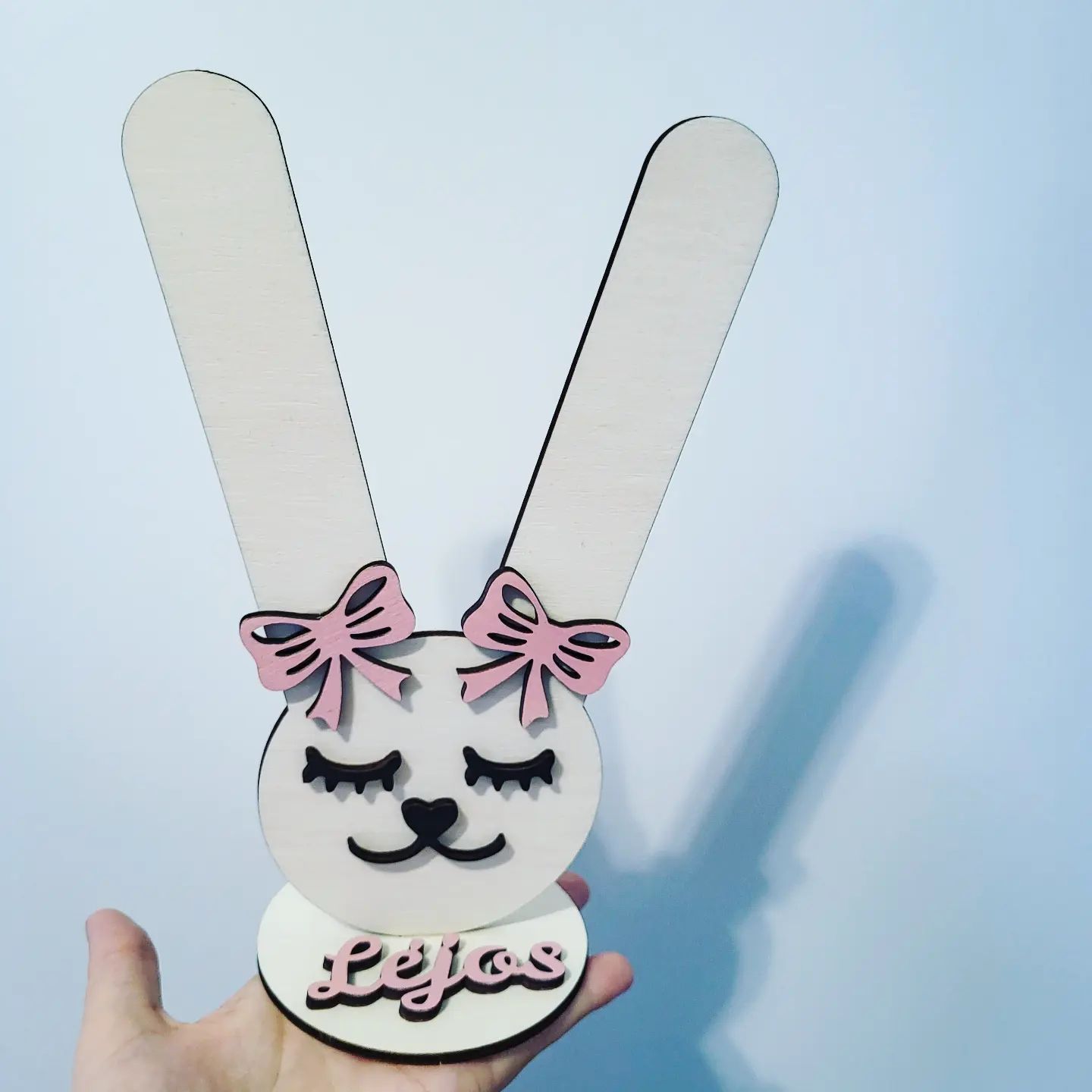 Medinė kiškio formos stovelis