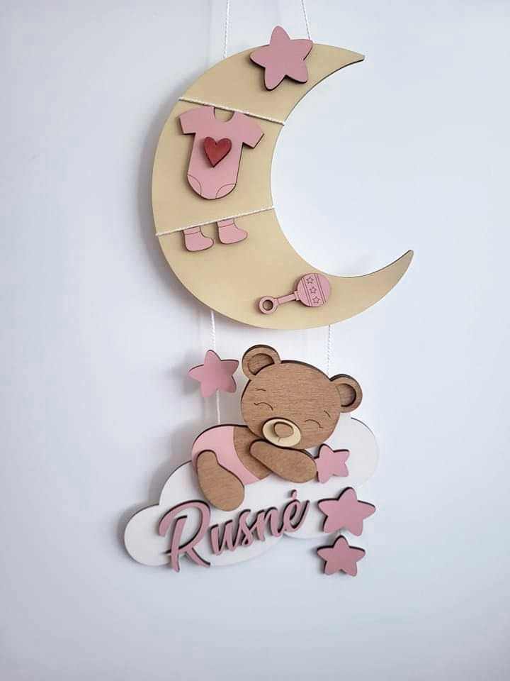 Medinė dekoracija kūdikio kambariui
