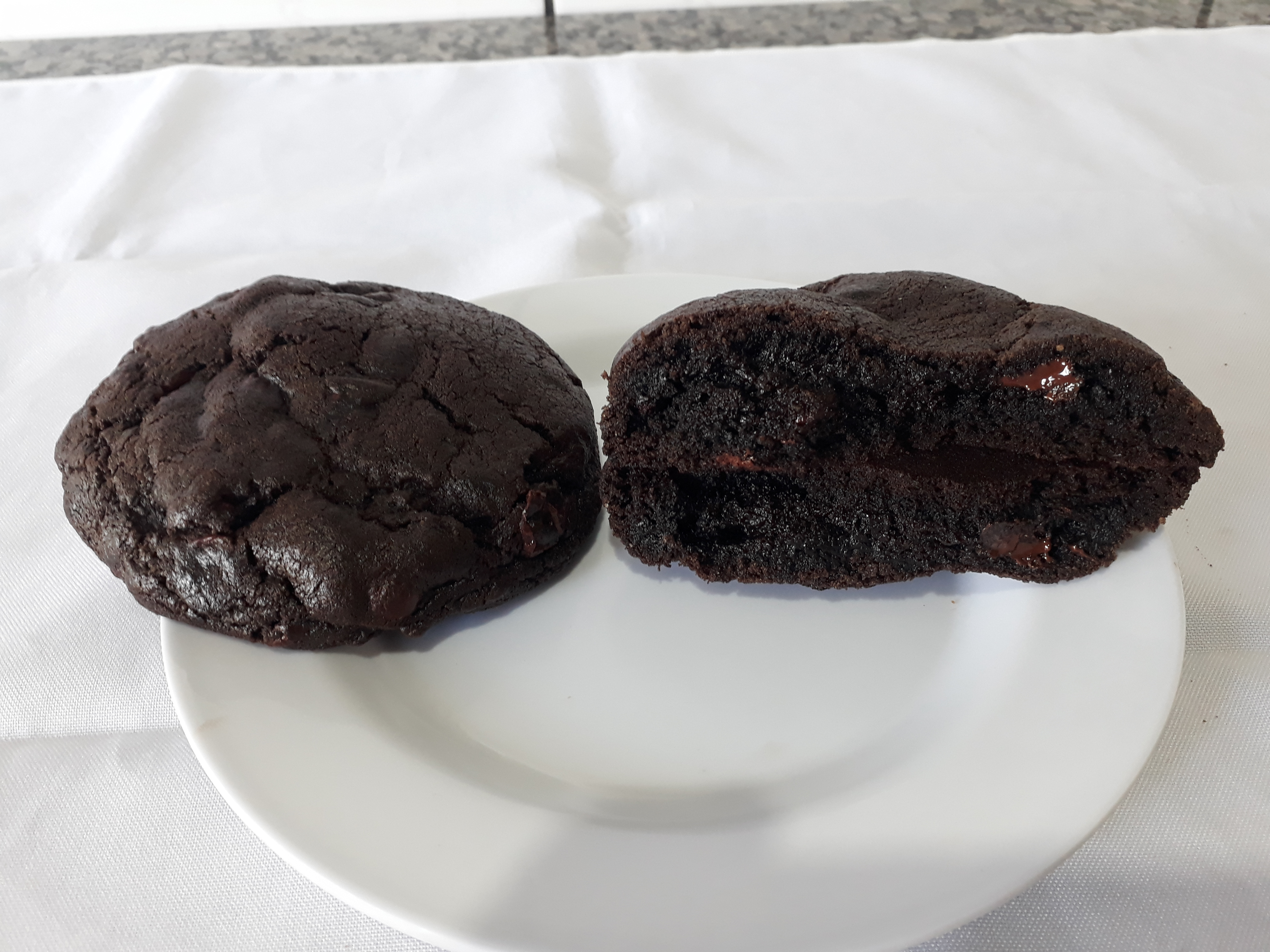 TRIPLO  CHOCOLATE  E  GOTAS