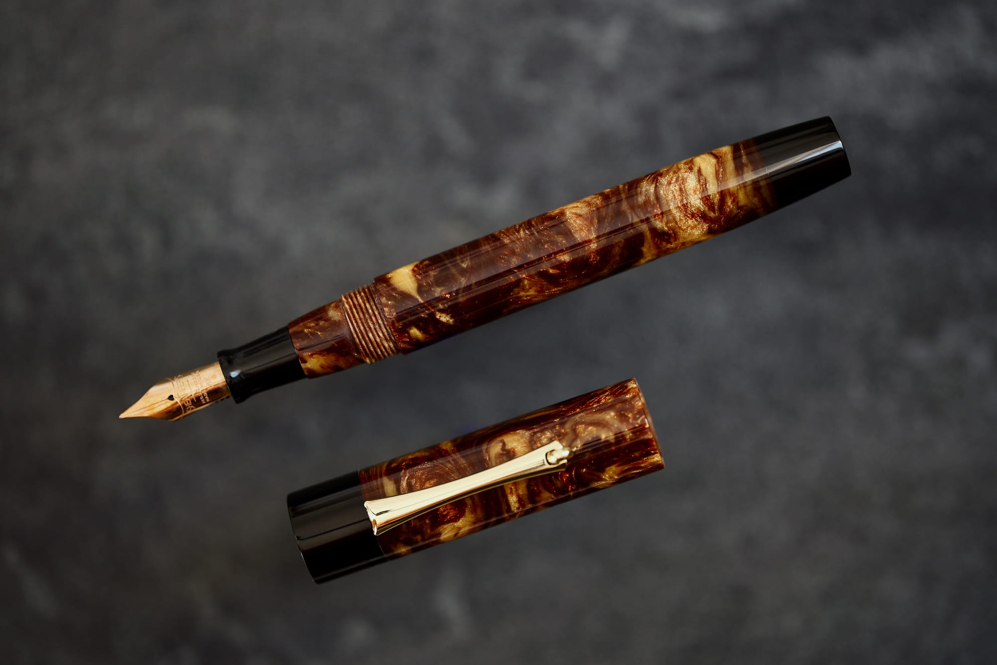 Uniwersum - złota stalówka Sheaffer - żywica