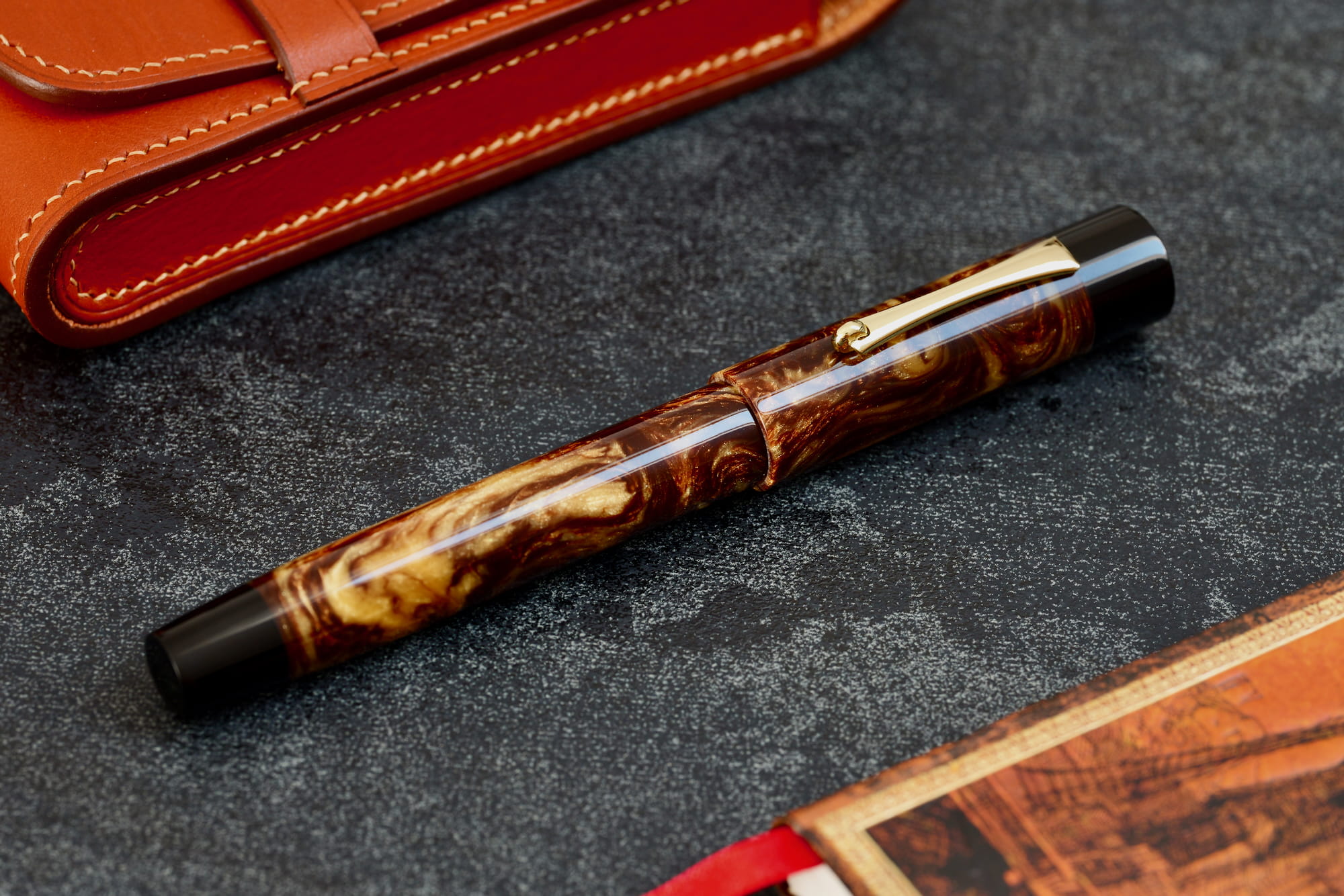 Uniwersum - złota stalówka Sheaffer - żywica