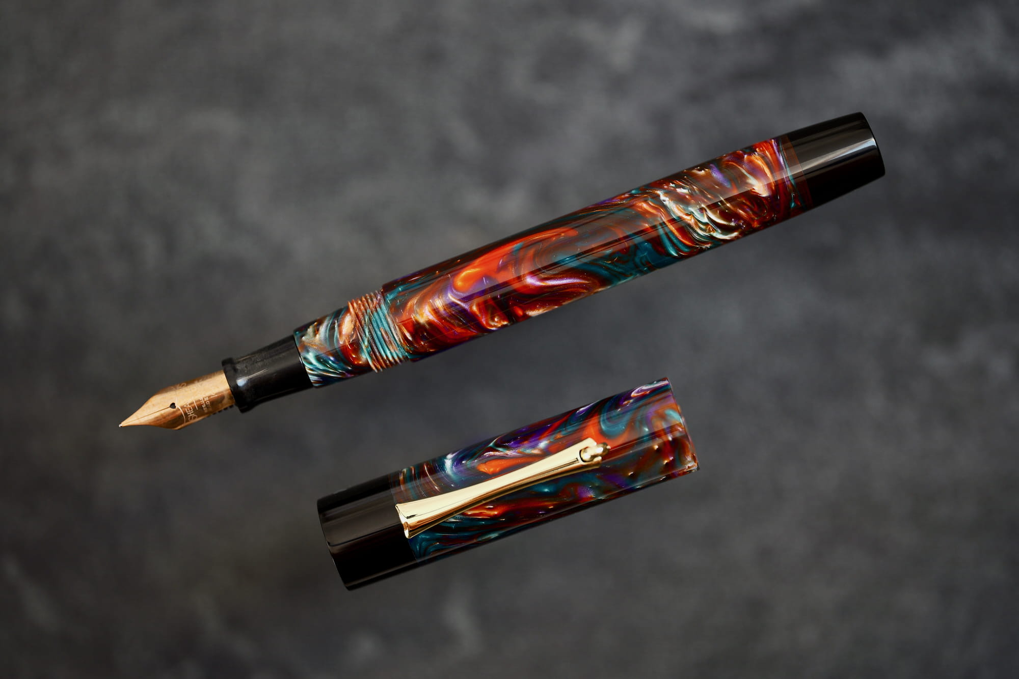 Uniwersum - złota stalówka Sheaffer - żywica