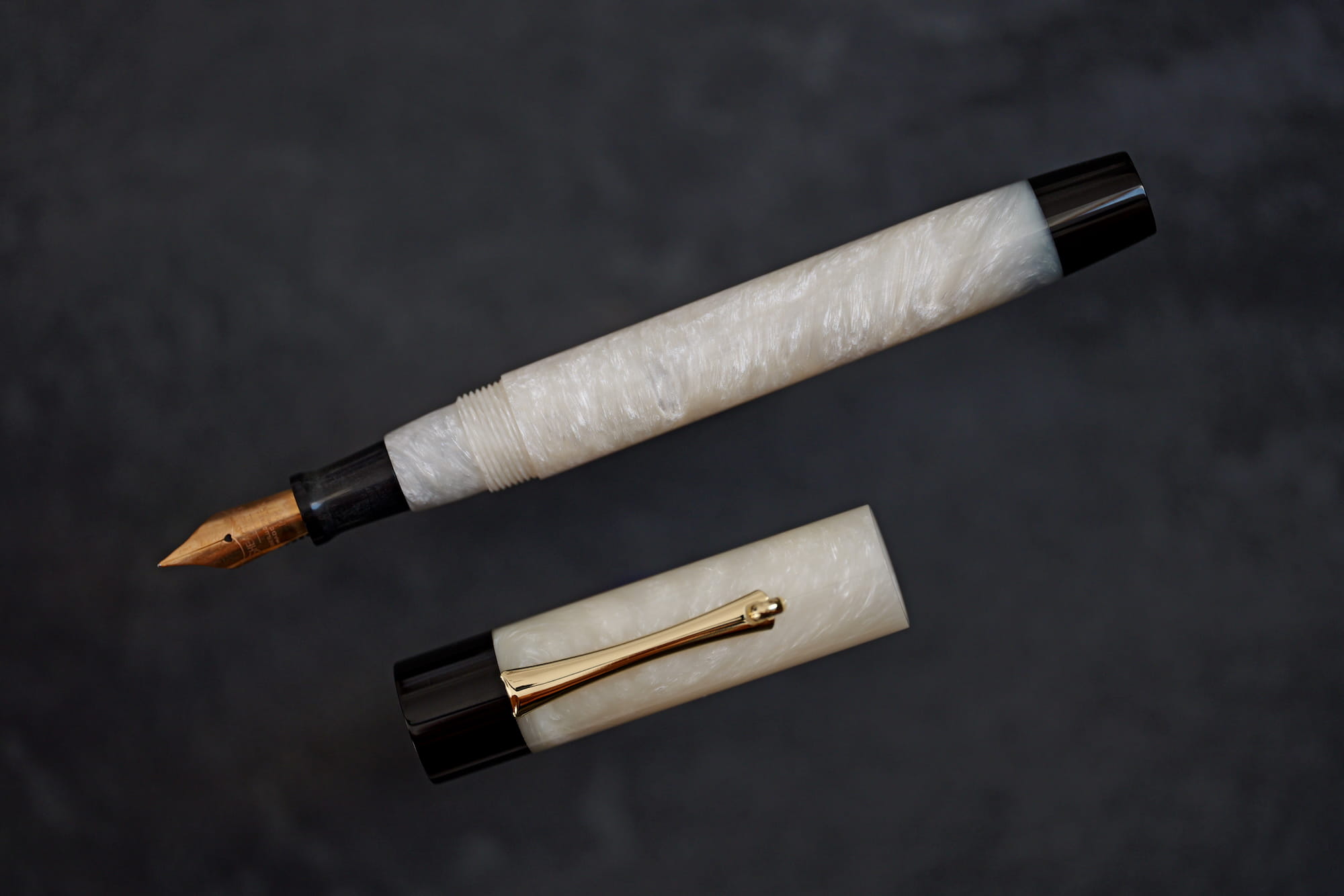 Uniwersum - złota stalówka Sheaffer - żywica