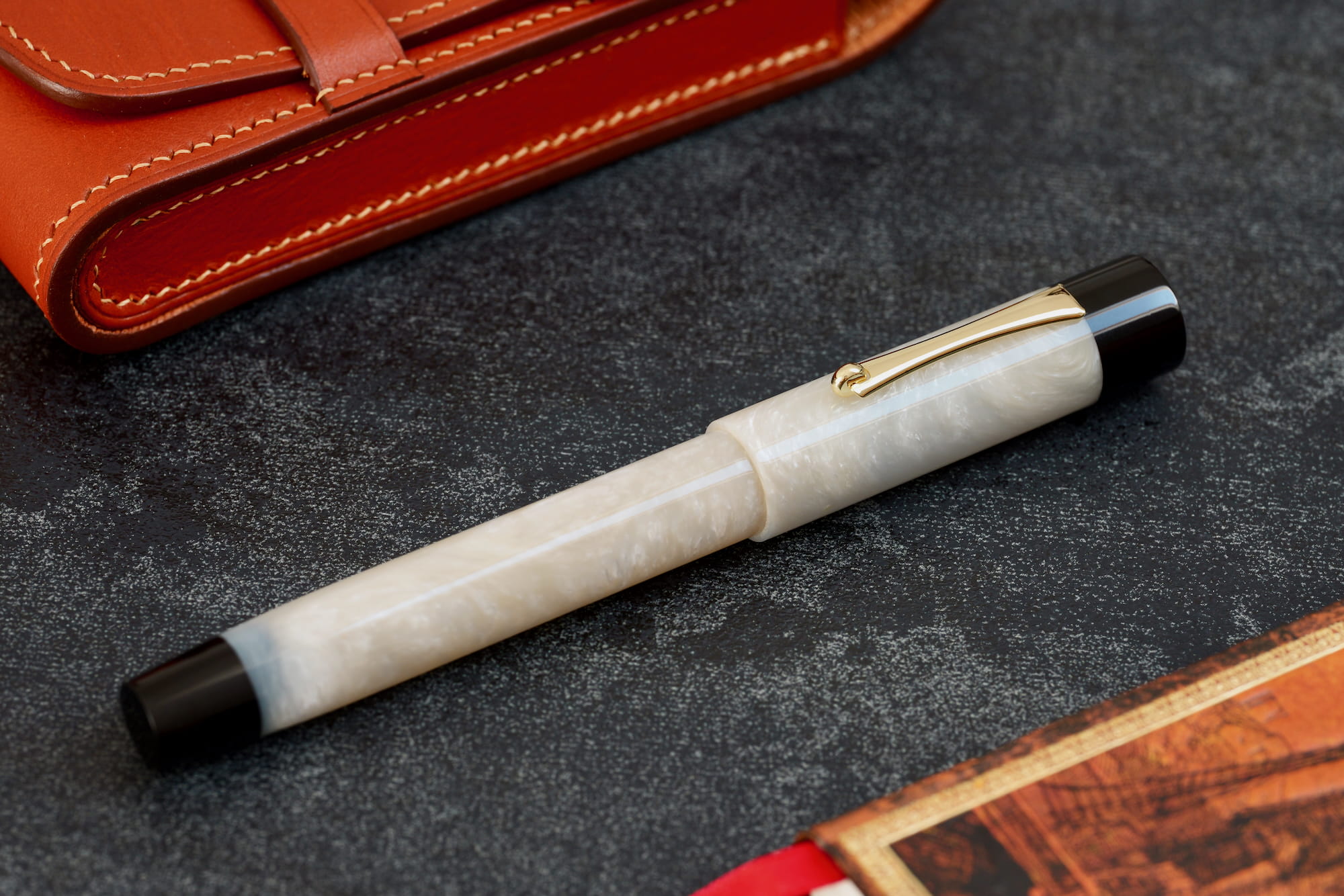 Uniwersum - złota stalówka Sheaffer - żywica