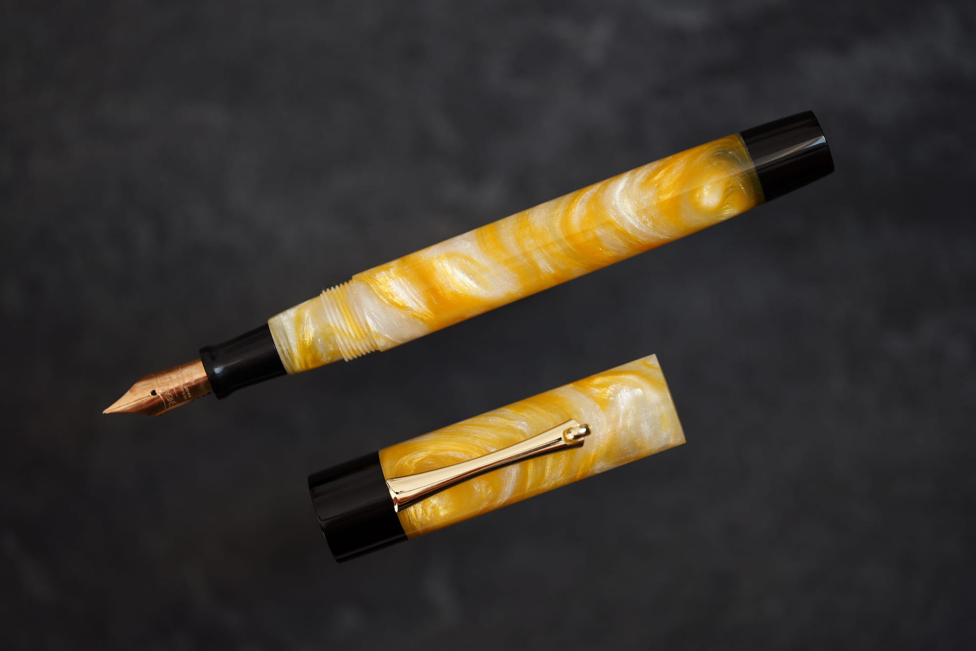 Uniwersum - złota stalówka Sheaffer - żywica