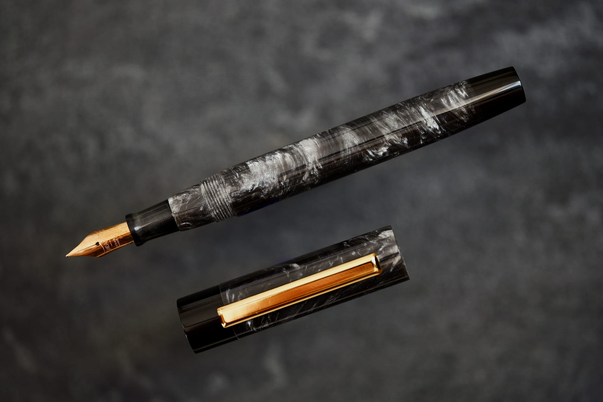 Uniwersum - złota stalówka Sheaffer - żywica