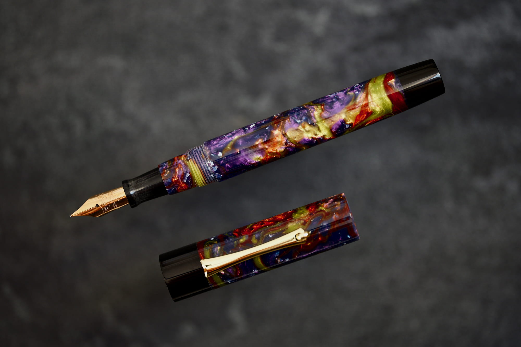 Uniwersum - złota stalówka Sheaffer - żywica