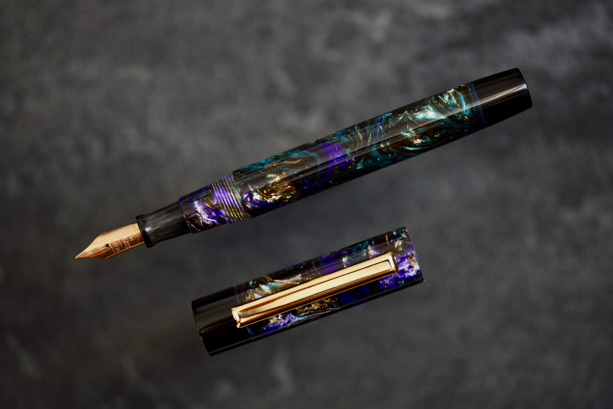 Uniwersum - złota stalówka Sheaffer - żywica