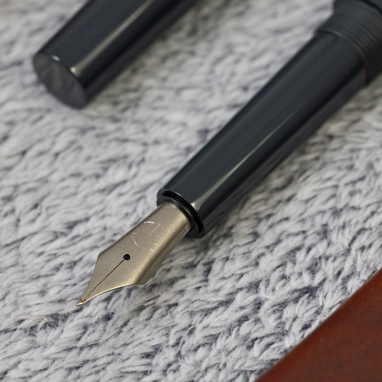 Stożek - ebonit - tytanowa stalówka i roll stop 