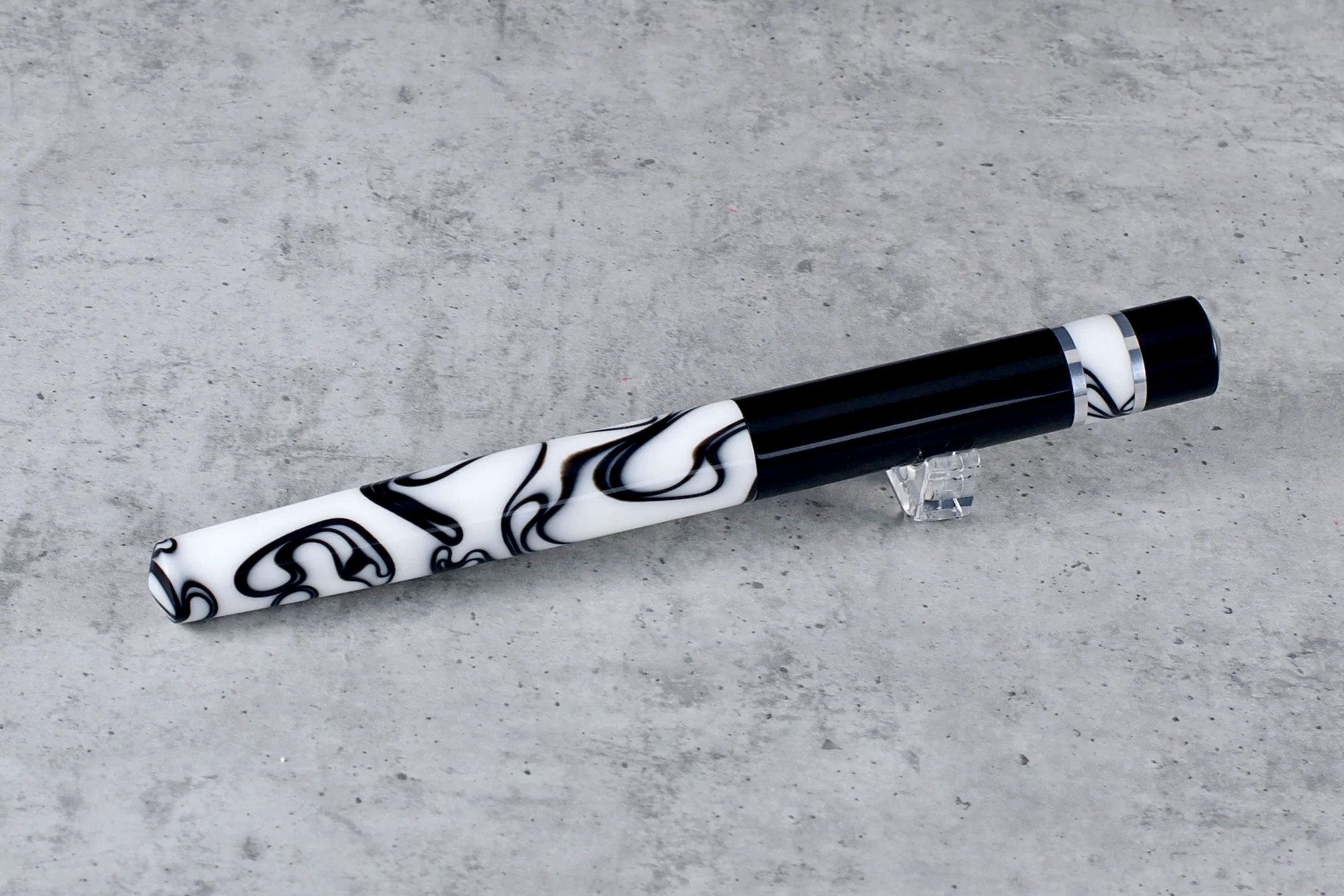 Kontrast - żywica - ebonit - pierścienie