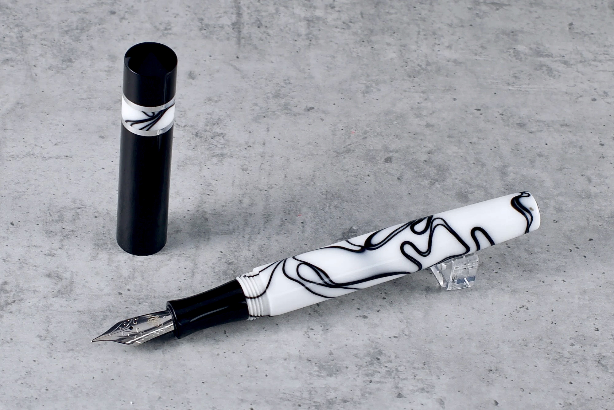 Kontrast - żywica - ebonit - pierścienie