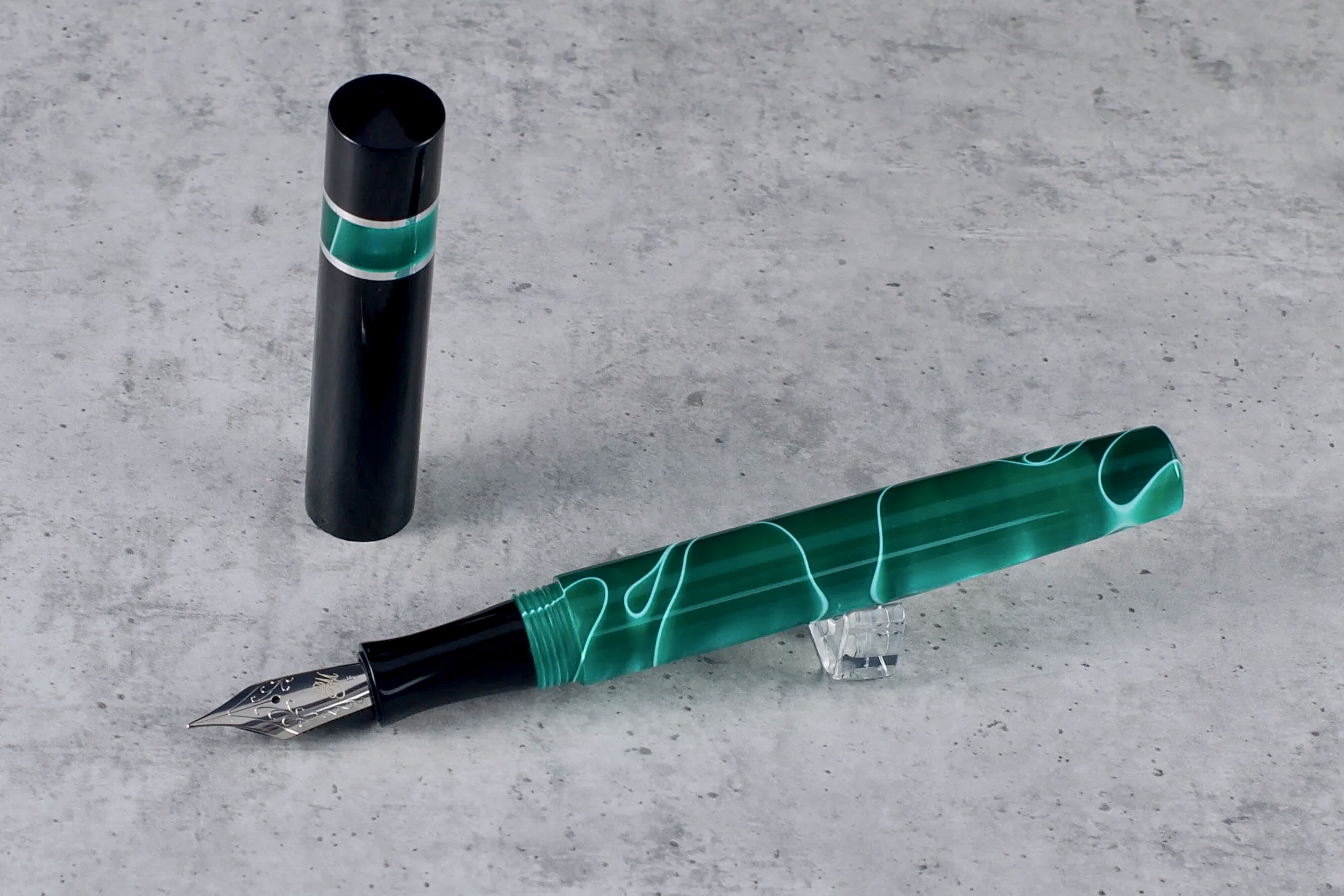 Kontrast - żywica - ebonit - pierścienie