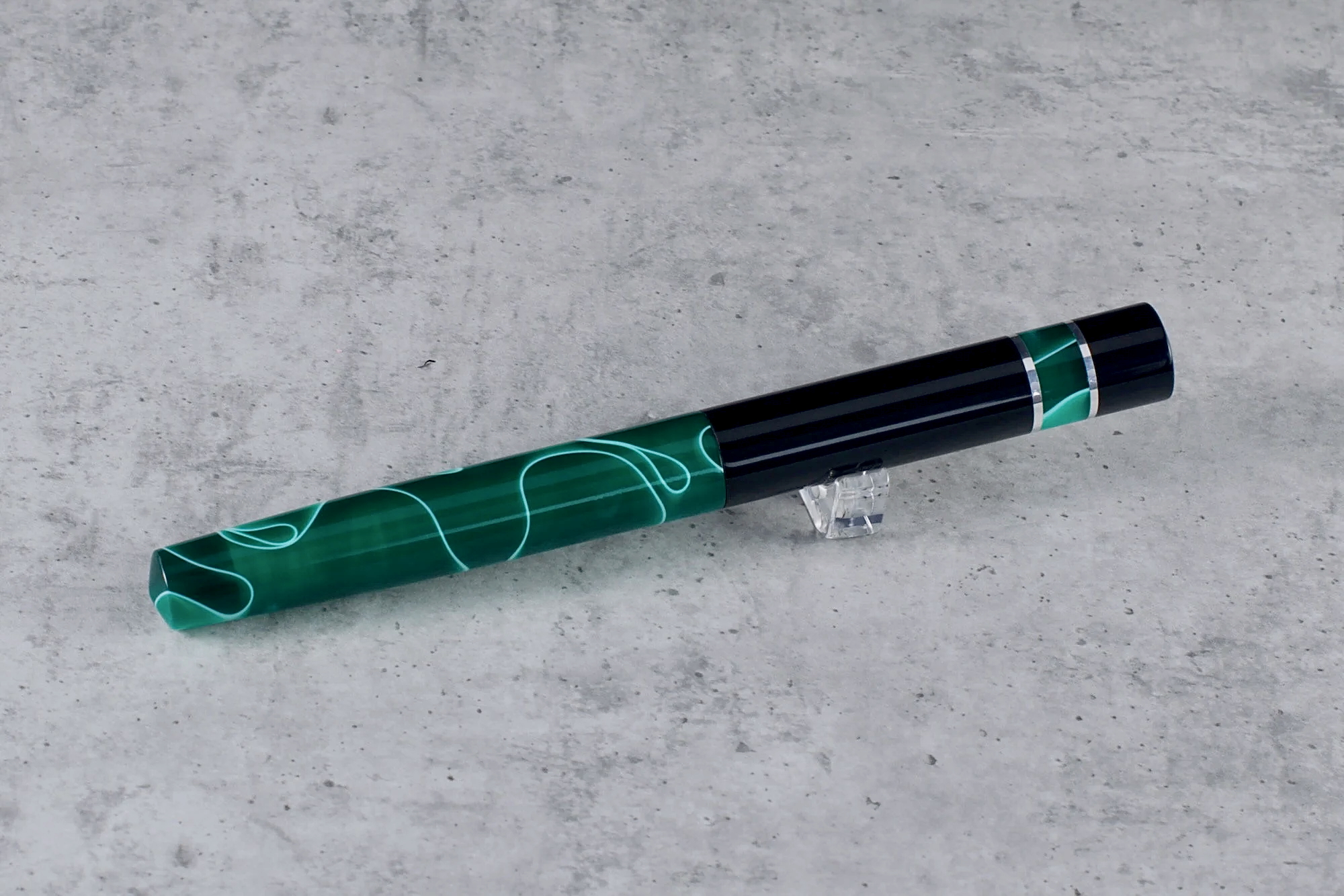 Kontrast - żywica - ebonit - pierścienie