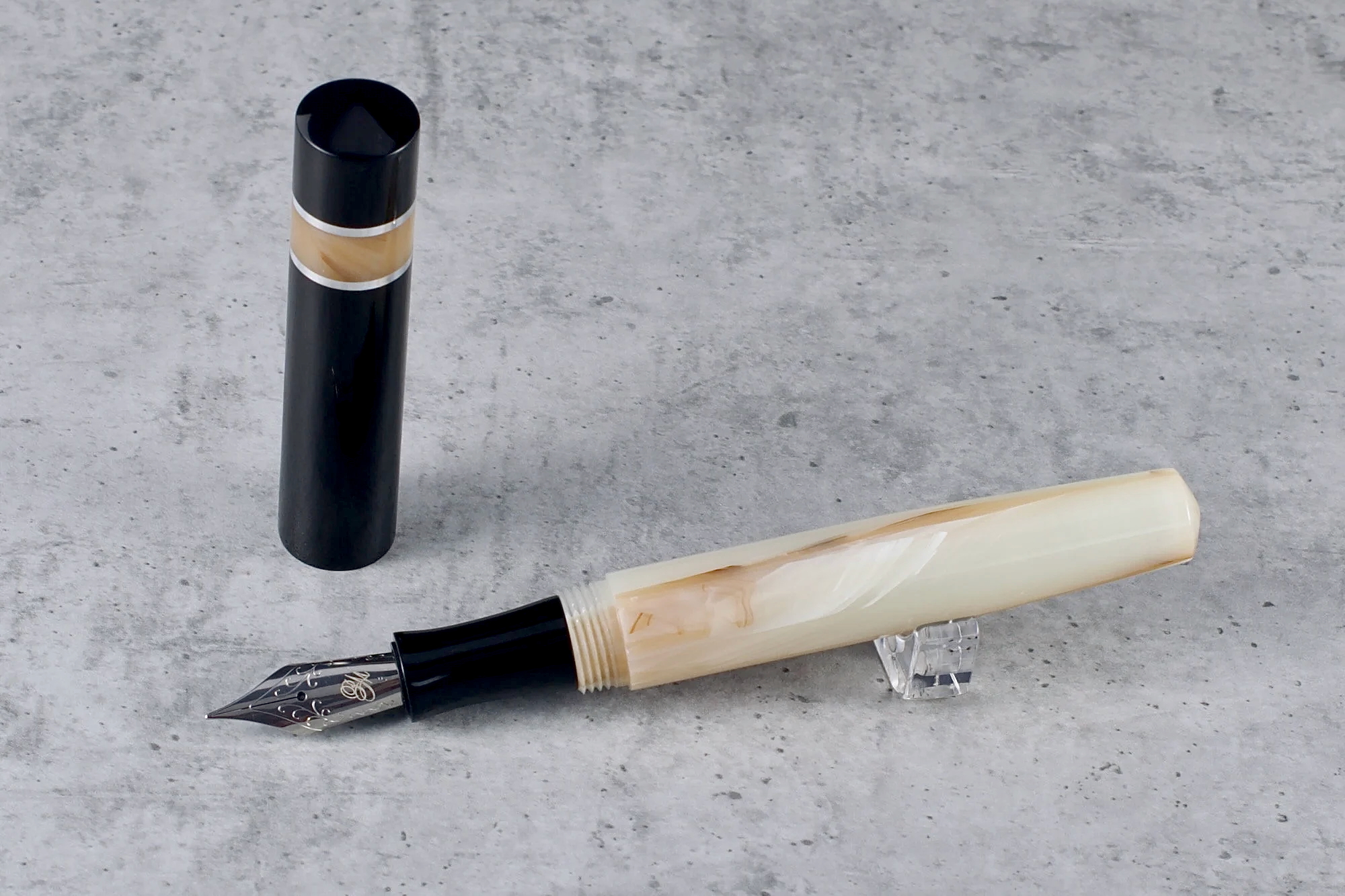 Kontrast - żywica - ebonit - pierścienie