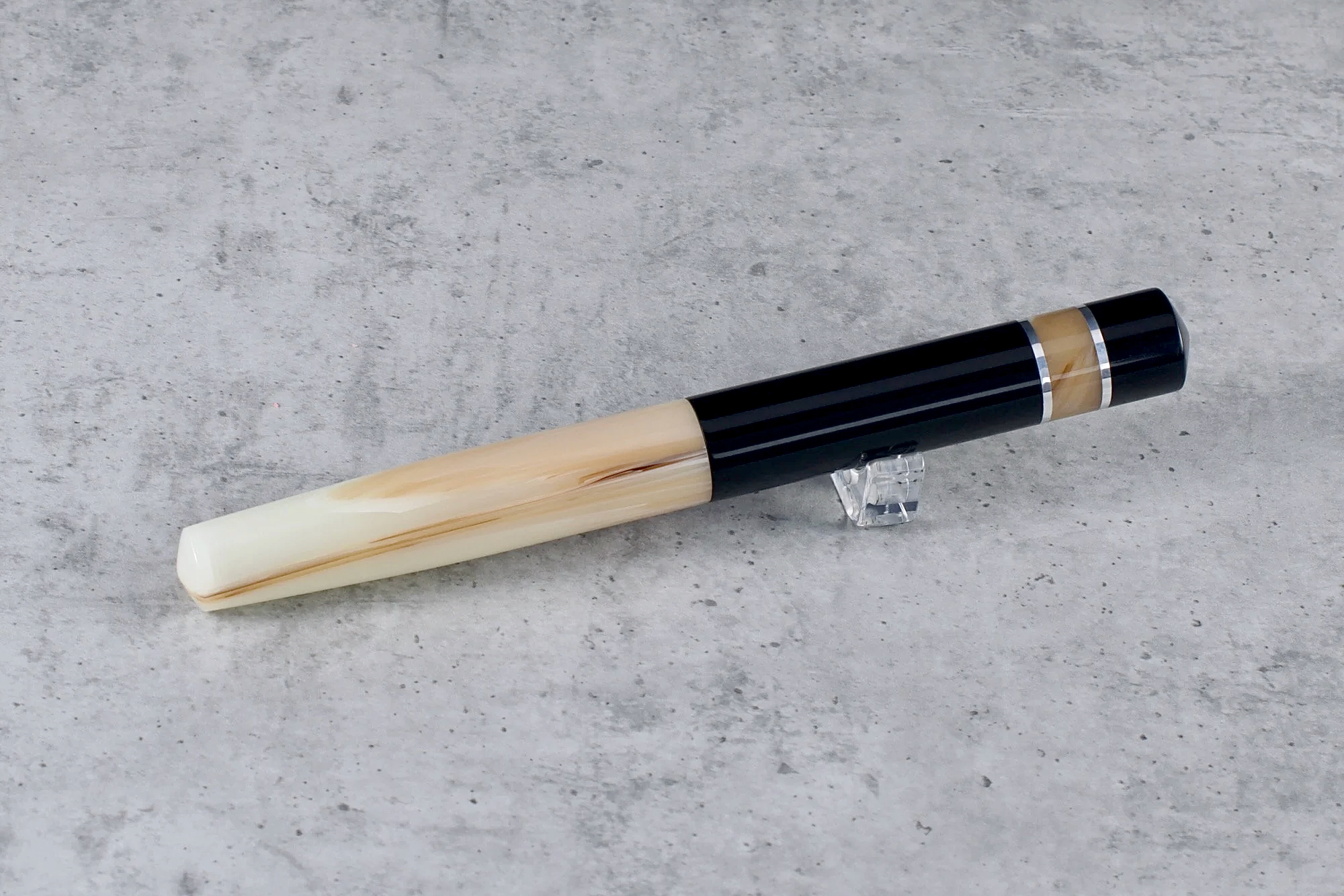 Kontrast - żywica - ebonit - pierścienie