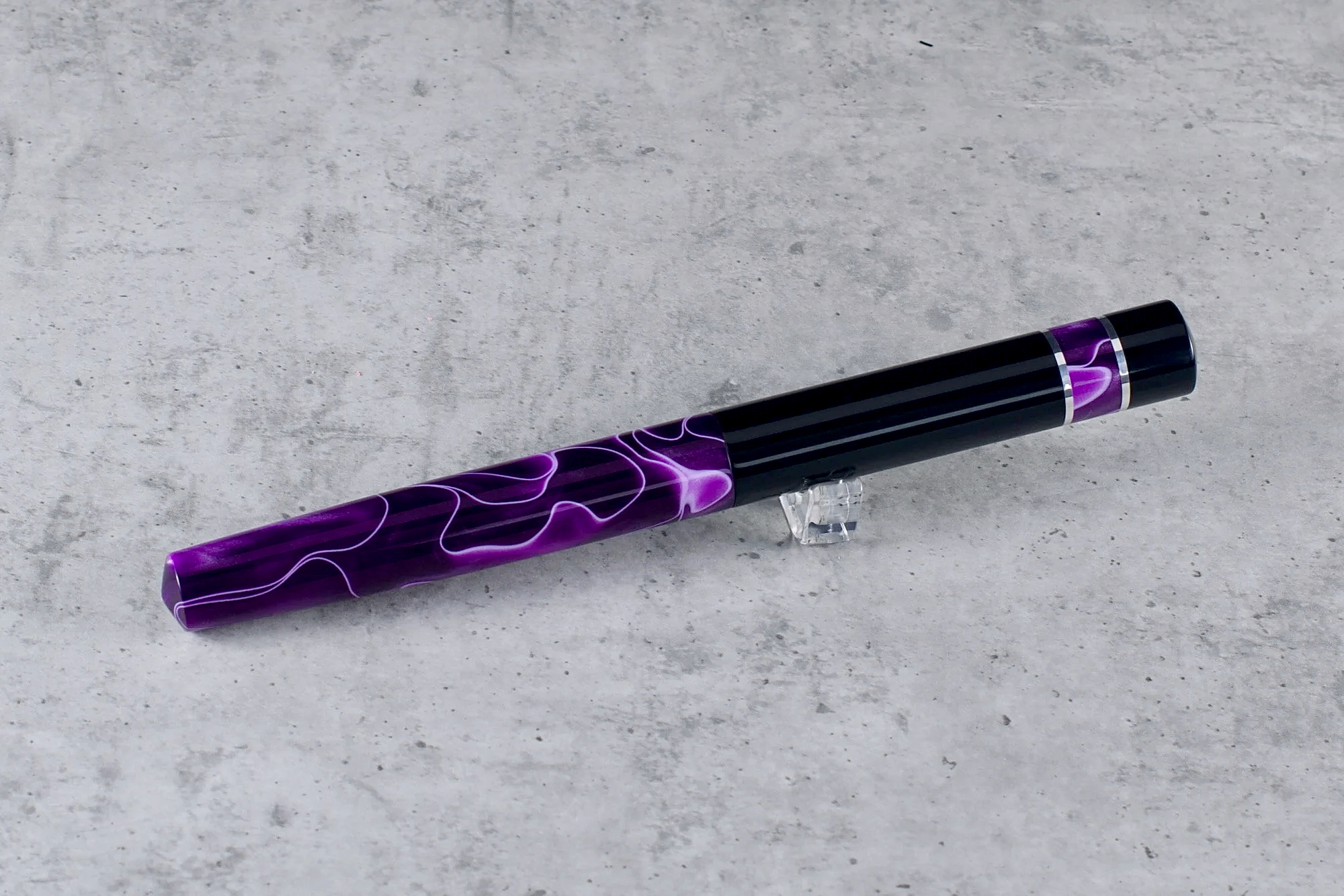 Kontrast - żywica - ebonit - pierścienie