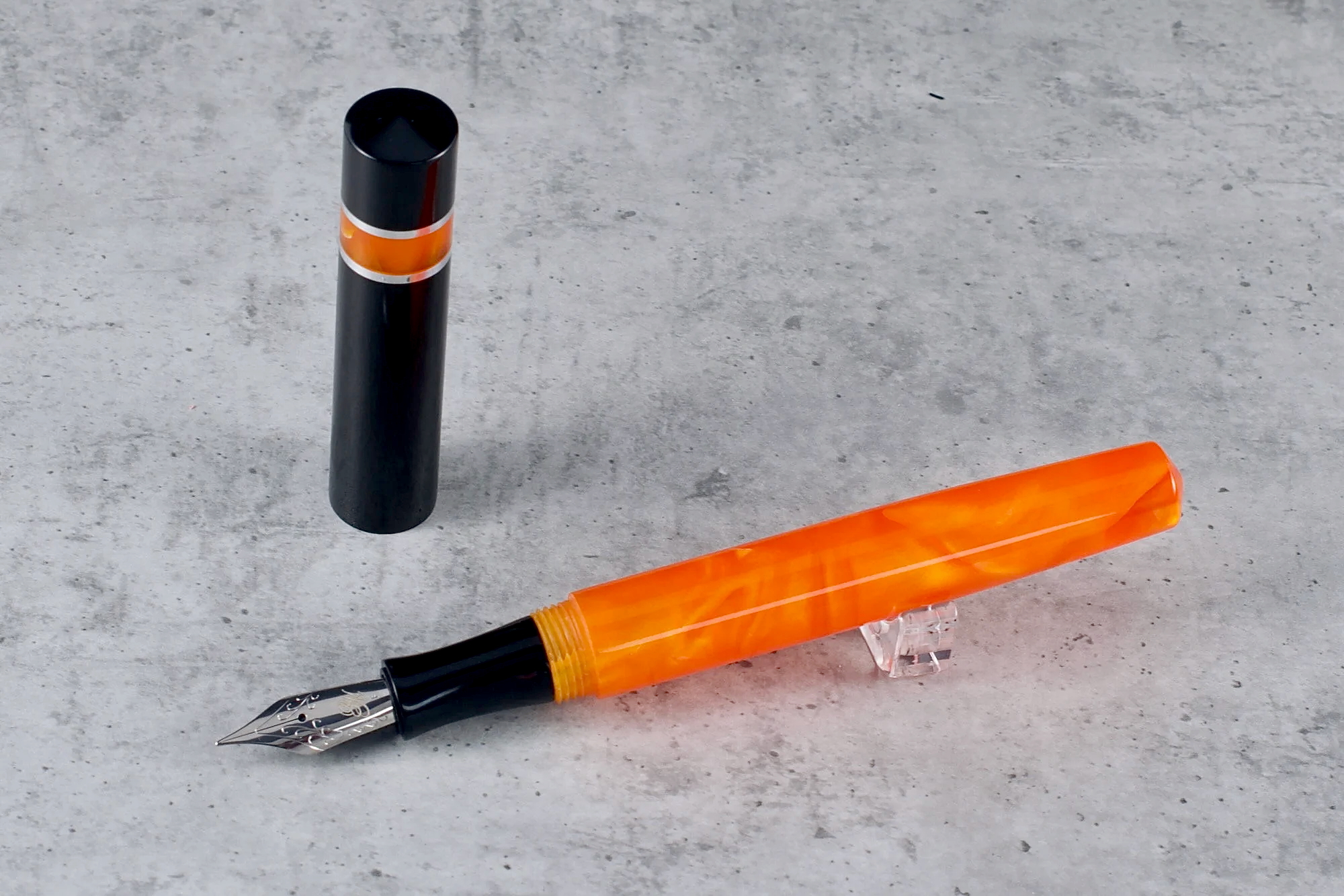 Kontrast - żywica - ebonit - pierścienie