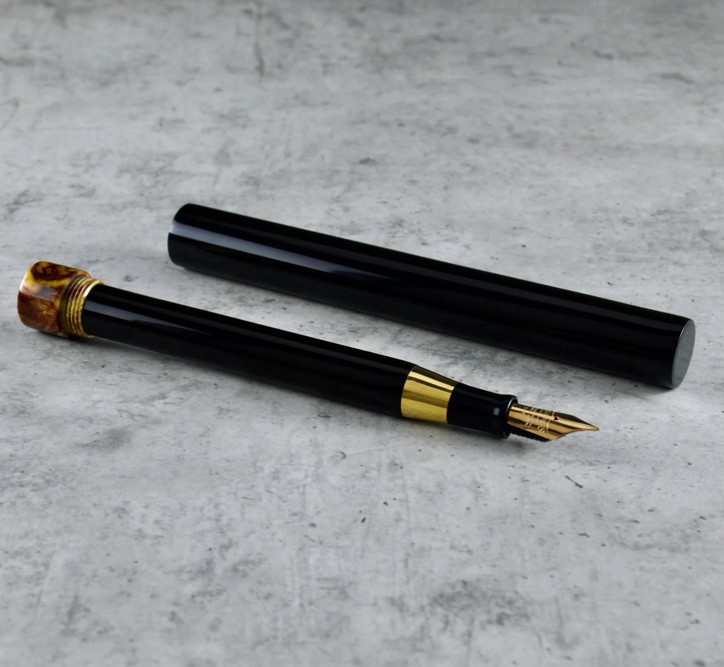 Tuba - ebonit - złota stalówka - mosiądz