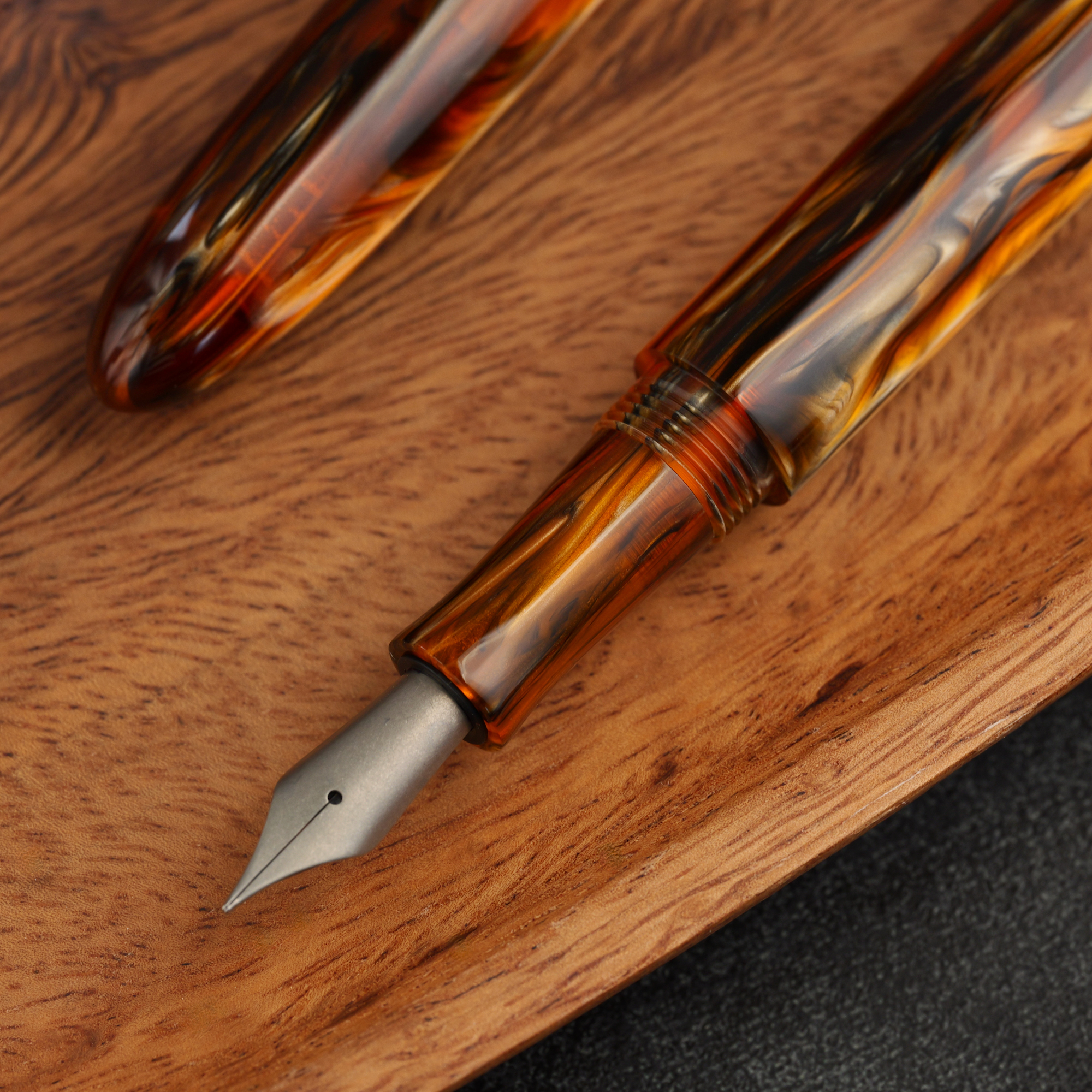 Minimalizm - żywica - tytanowa stalówka