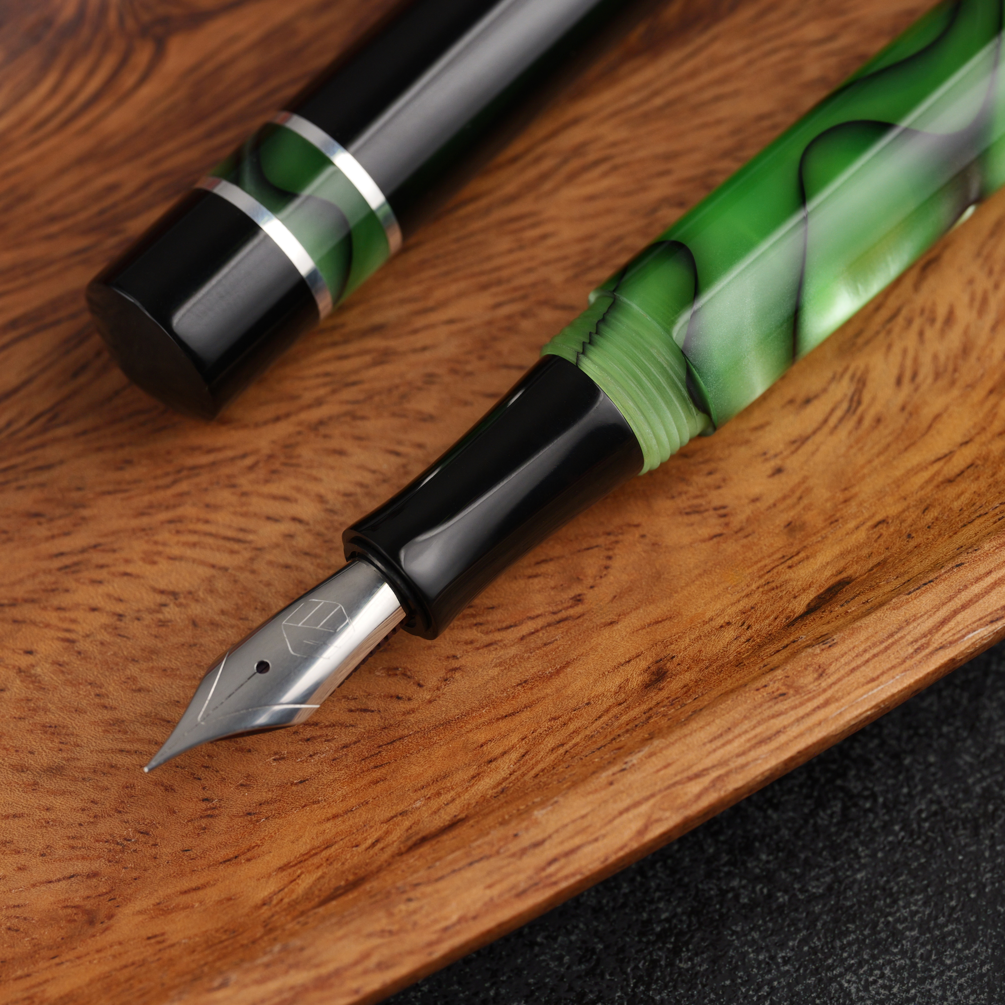 Kontrast - żywica - ebonit - pierścienie