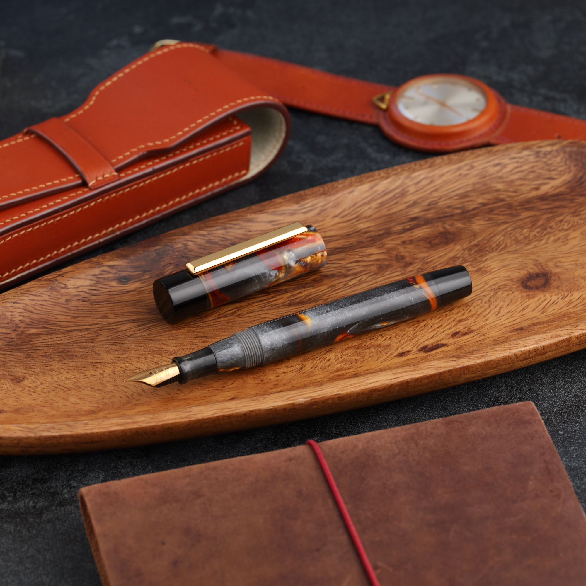 Uniwersum - złota stalówka Sheaffer - żywica