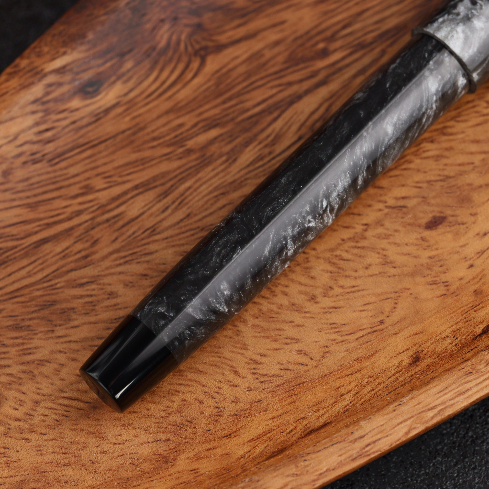 Uniwersum - złota stalówka Sheaffer - żywica