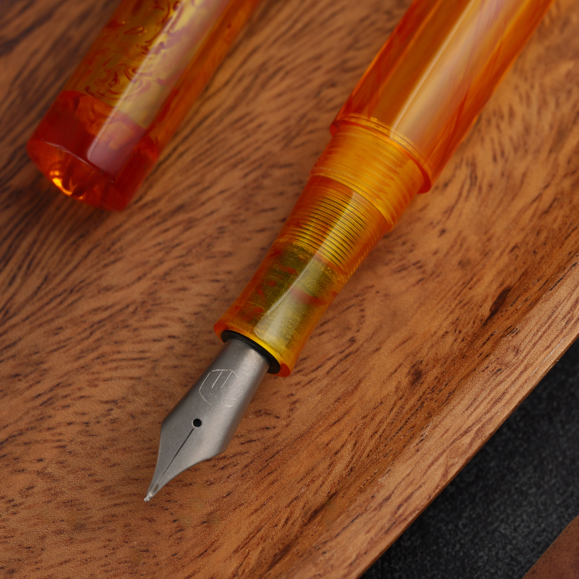 Transparentna żywica - tytanowa stalówka