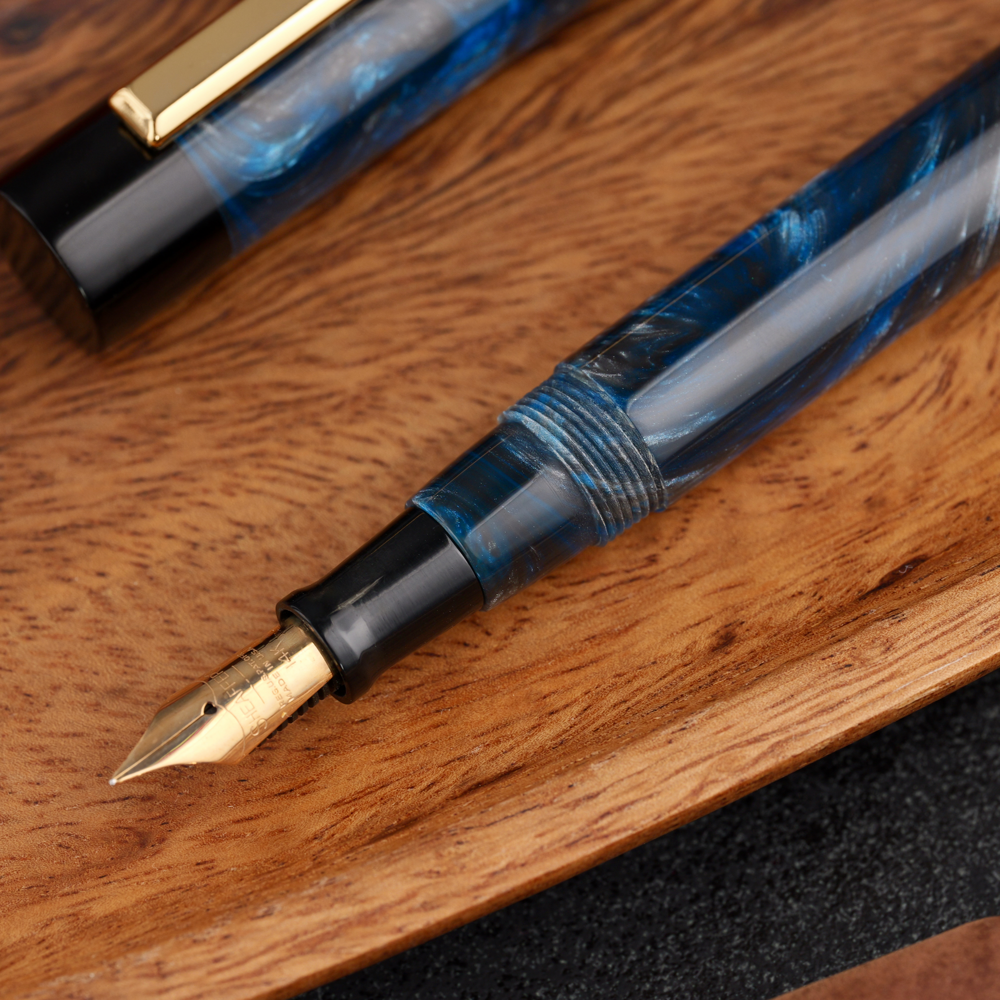 Uniwersum - złota stalówka Sheaffer - żywica