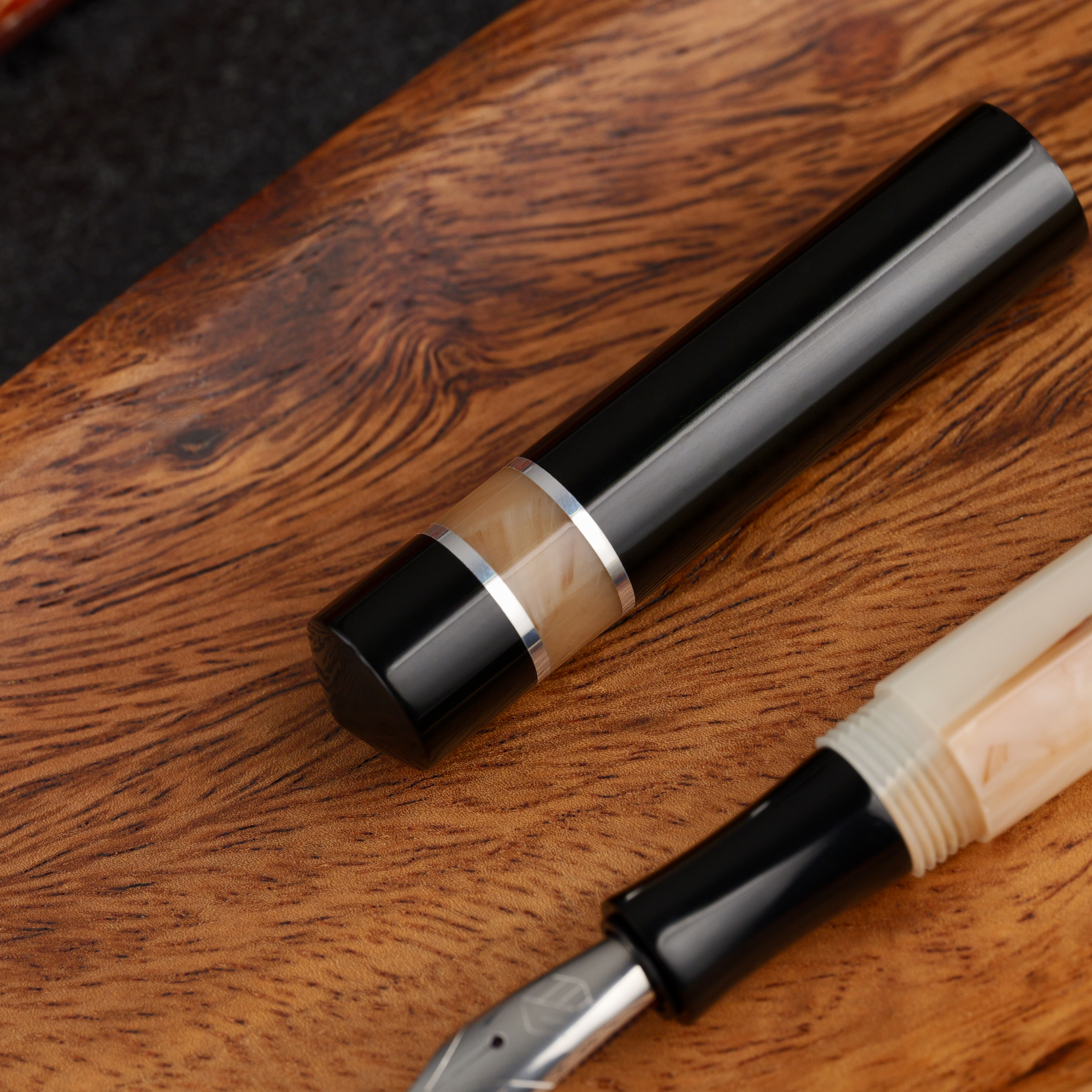 Kontrast - żywica - ebonit - pierścienie