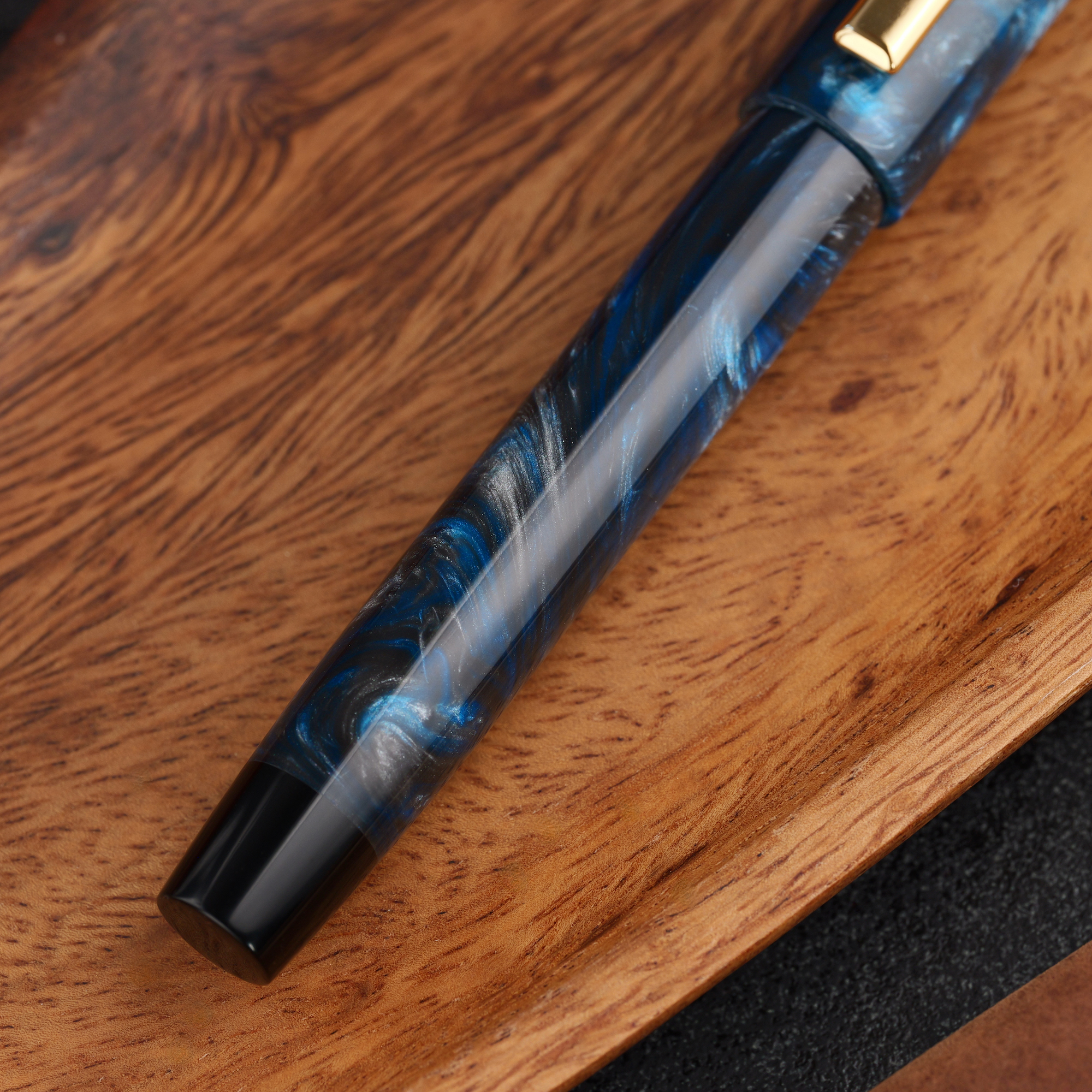 Uniwersum - złota stalówka Sheaffer - żywica