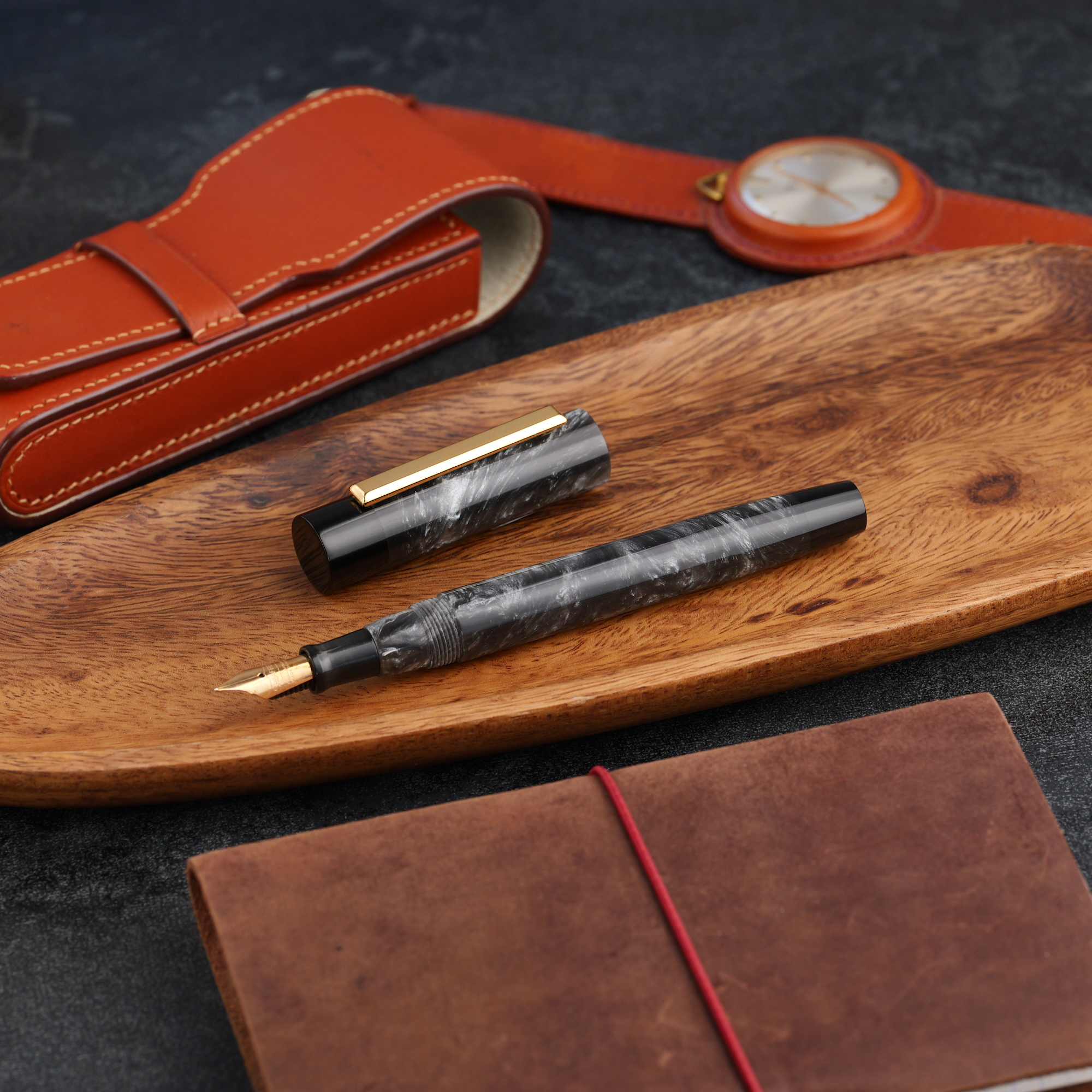 Uniwersum - złota stalówka Sheaffer - żywica