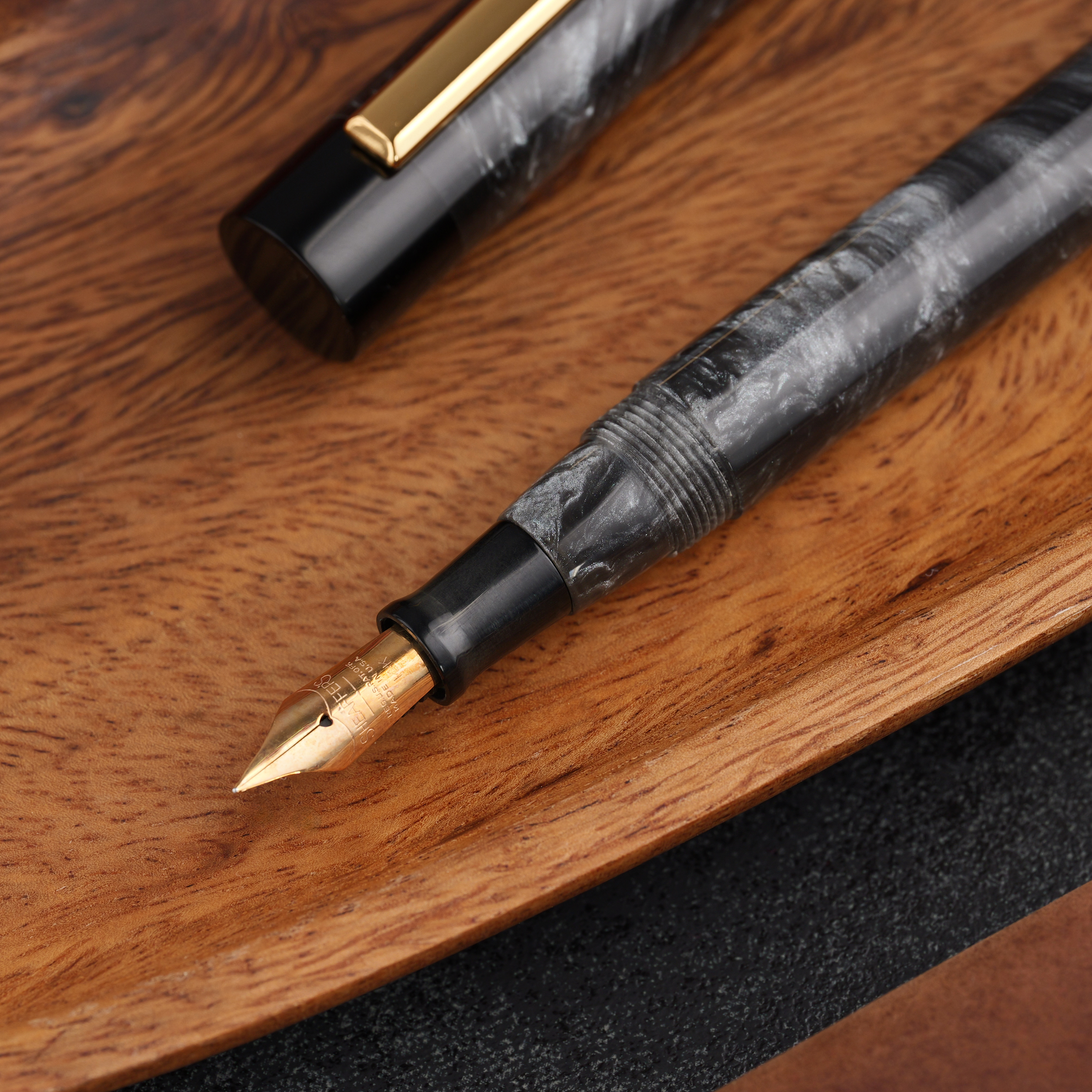 Uniwersum - złota stalówka Sheaffer - żywica