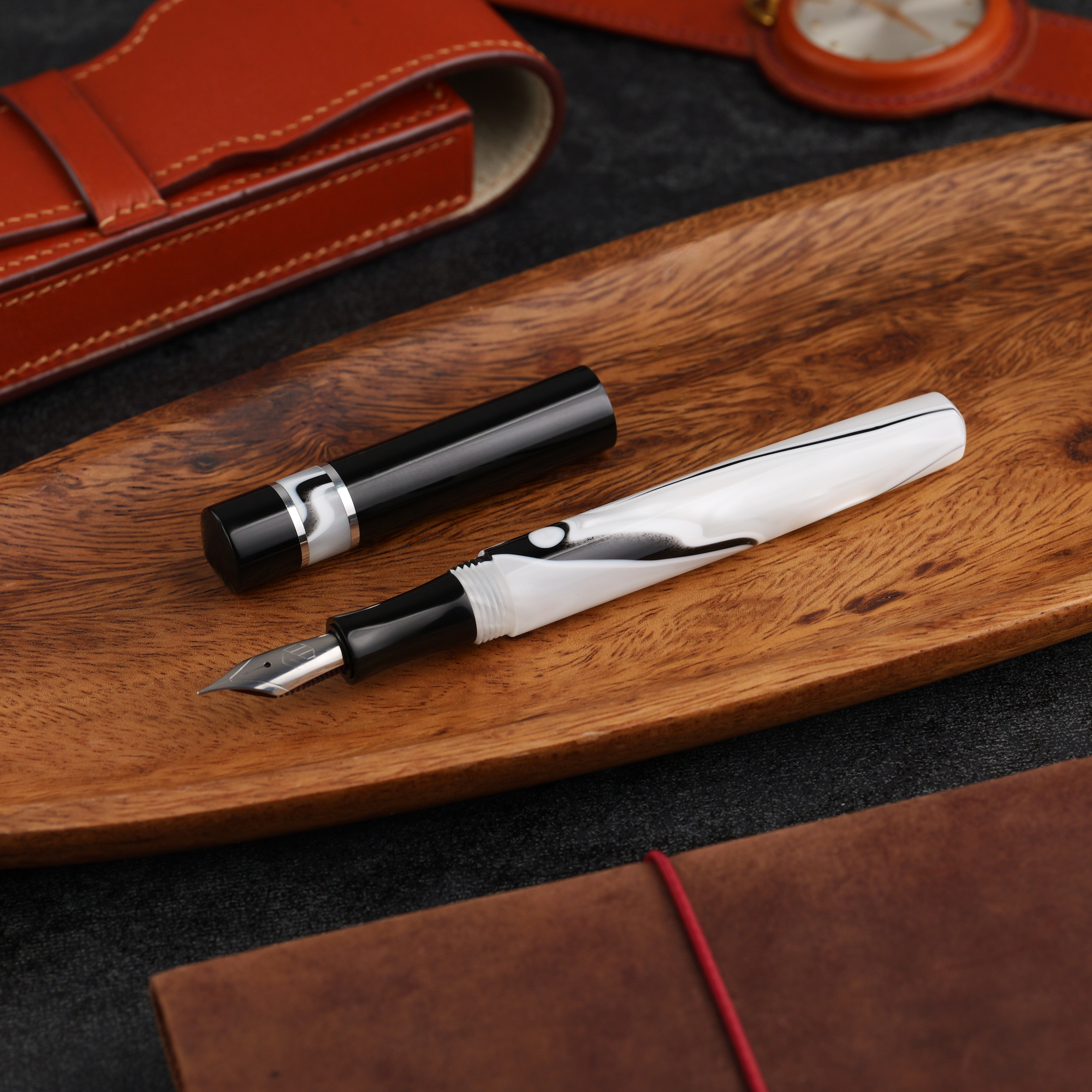 Kontrast - żywica - ebonit - pierścienie