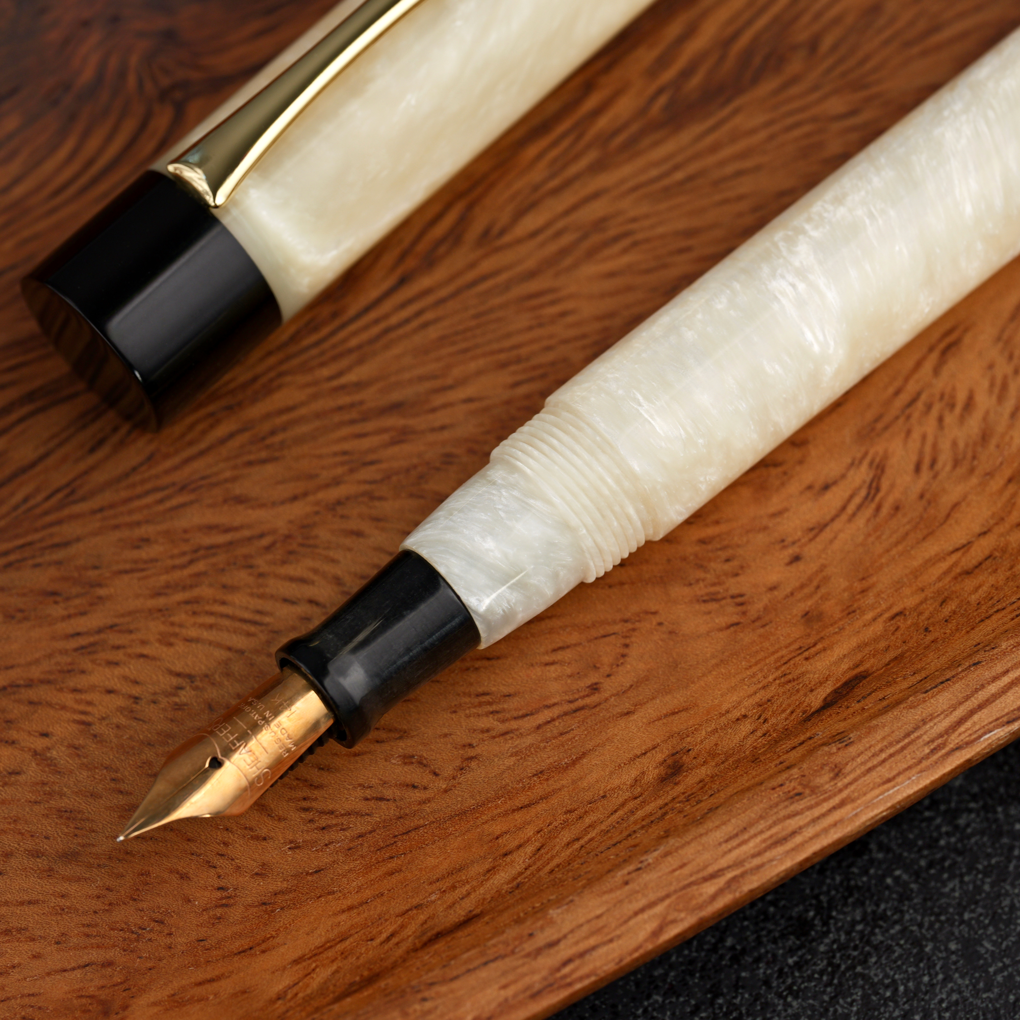 Uniwersum - złota stalówka Sheaffer - żywica