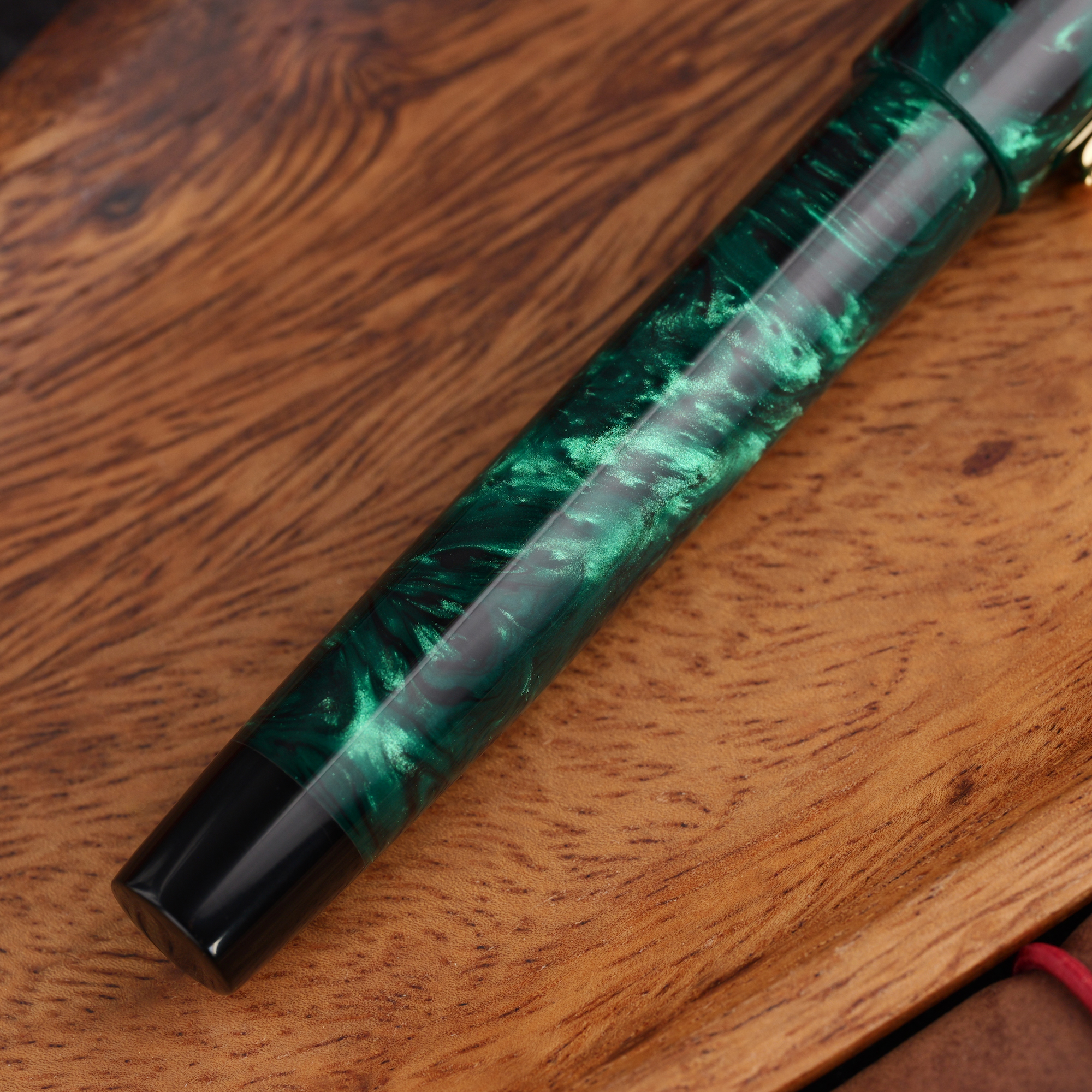 Uniwersum - złota stalówka Sheaffer - żywica