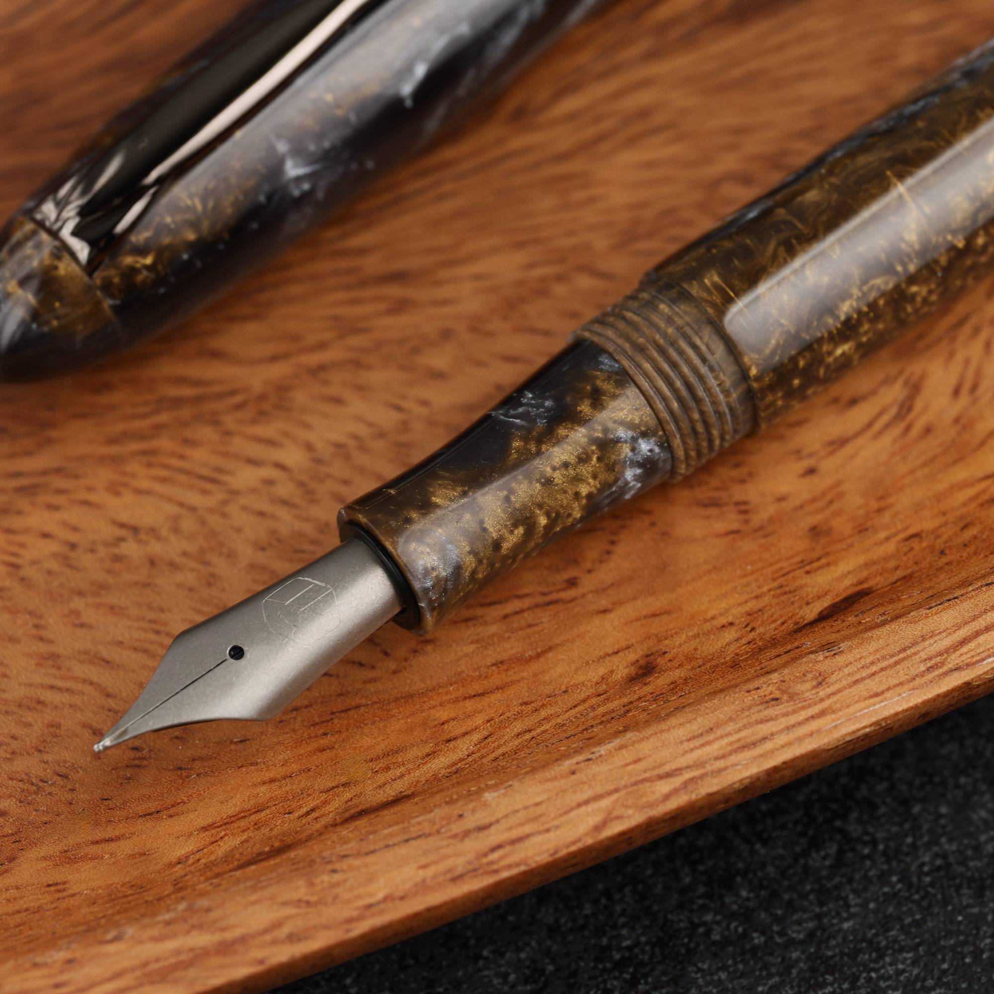 Klasyka - żywica - tytanowa stalówka