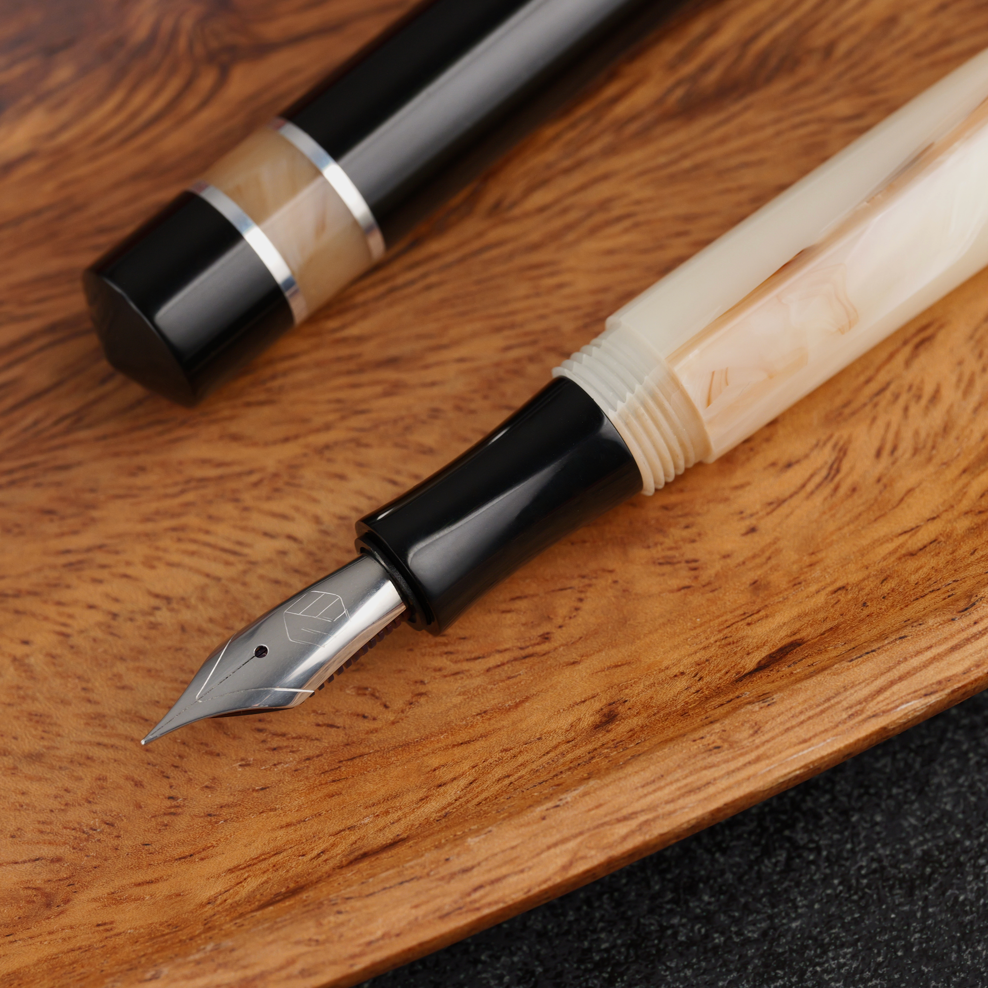 Kontrast - żywica - ebonit - pierścienie